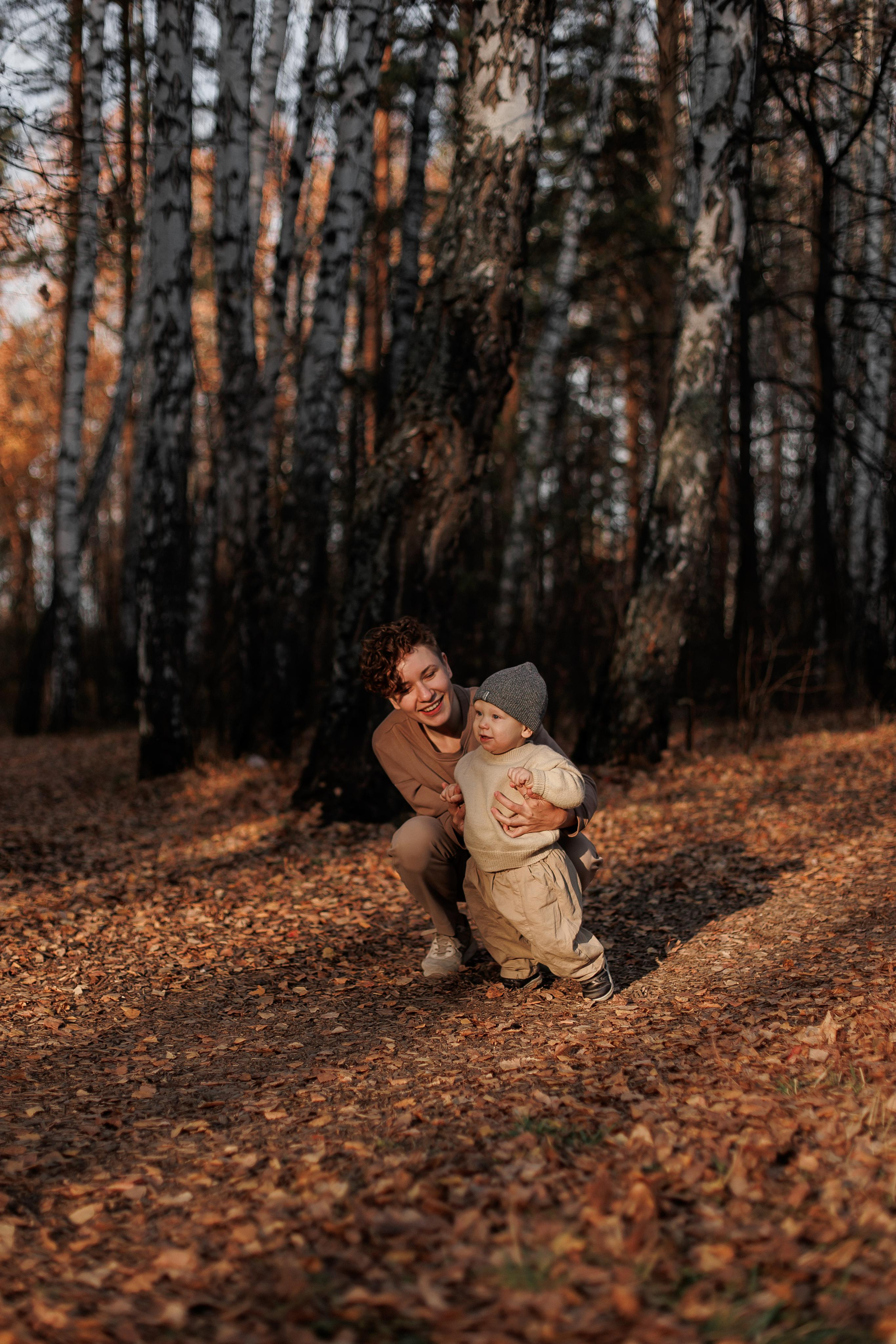 Мама и малыш (прогулка). Фотограф Авилова Дарья ● Тюмень● Съемка больших семей ●Архив поколений