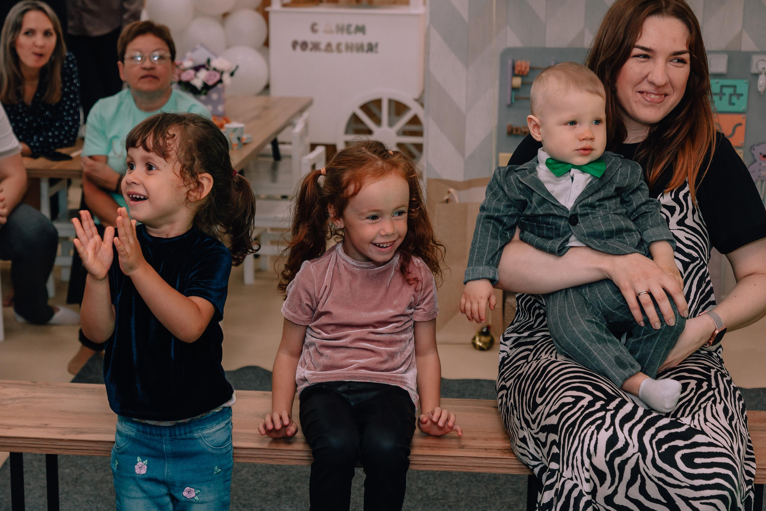 1 год в игровой. Фотограф Авилова Дарья ● Тюмень● Съемка больших семей ●Архив поколений