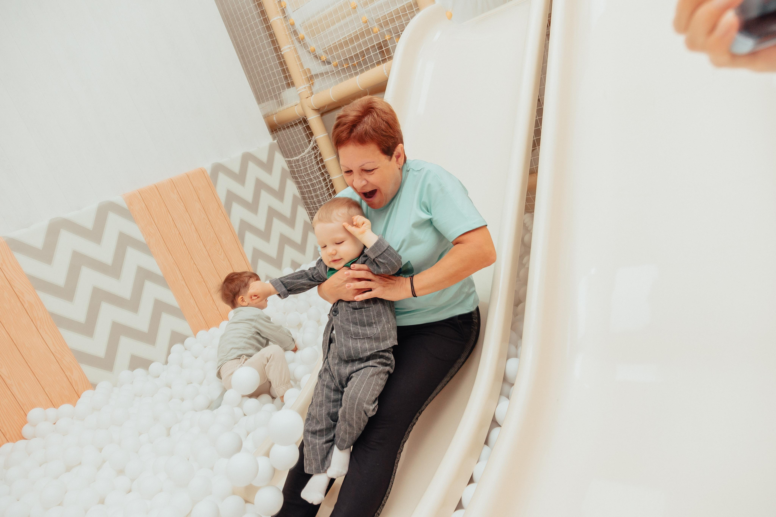 1 год в игровой. Фотограф Авилова Дарья ● Тюмень● Съемка больших семей ●Архив поколений