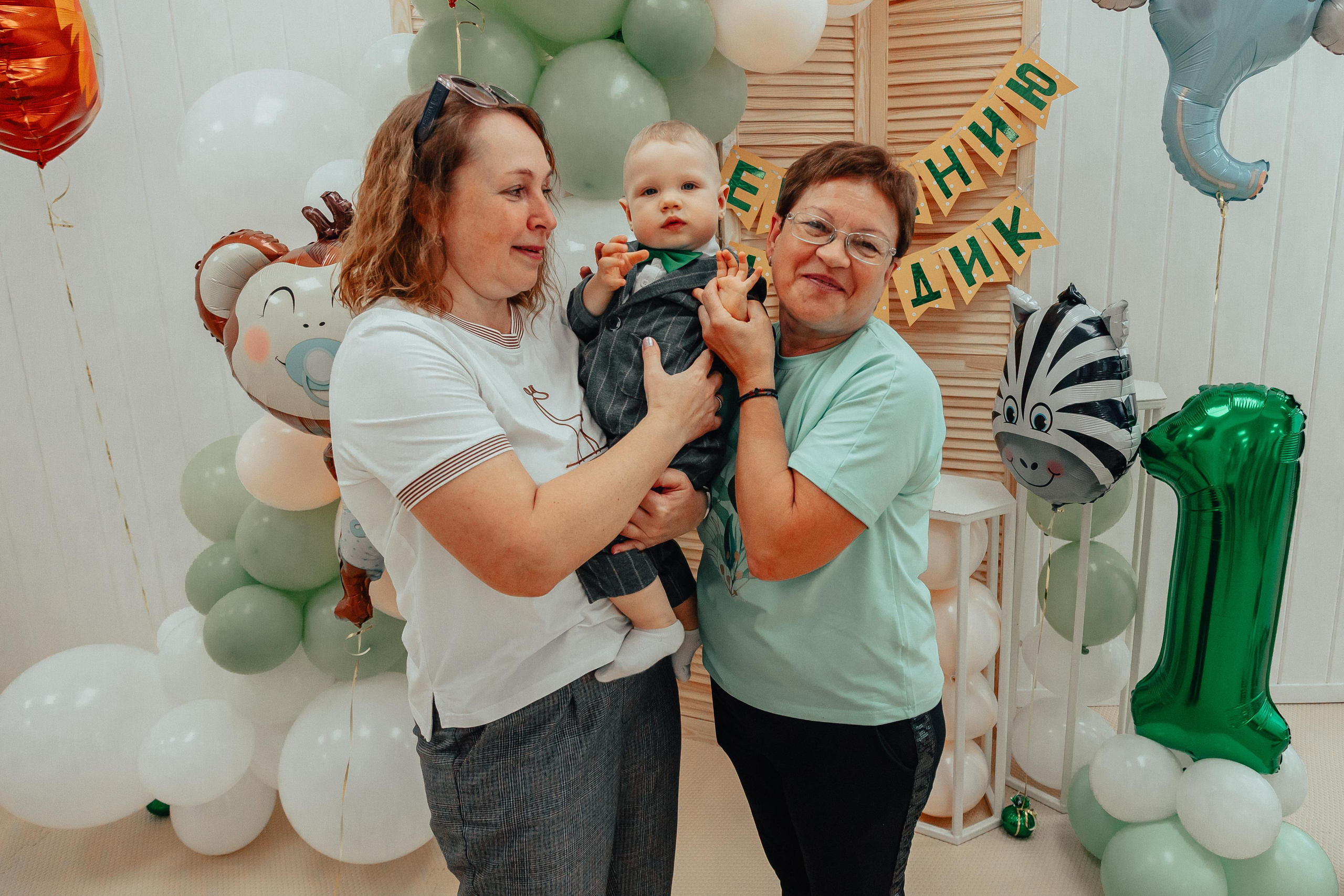 1 год в игровой. Фотограф Авилова Дарья ● Тюмень● Съемка больших семей ●Архив поколений