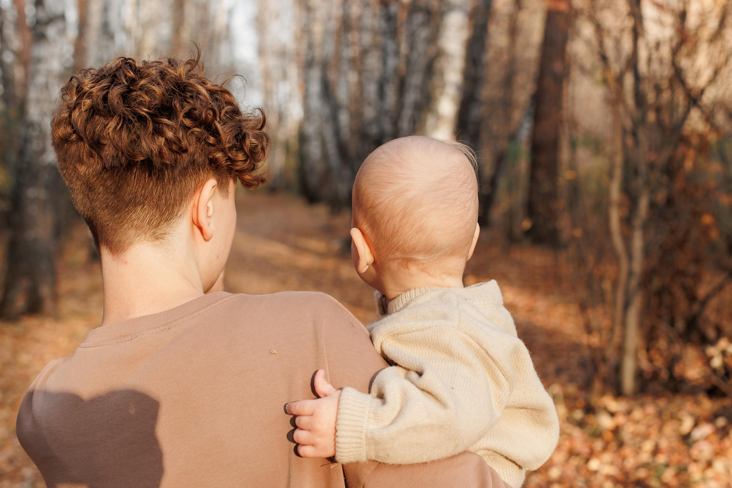 Мама и малыш (прогулка). Фотограф Авилова Дарья ● Тюмень● Съемка больших семей ●Архив поколений