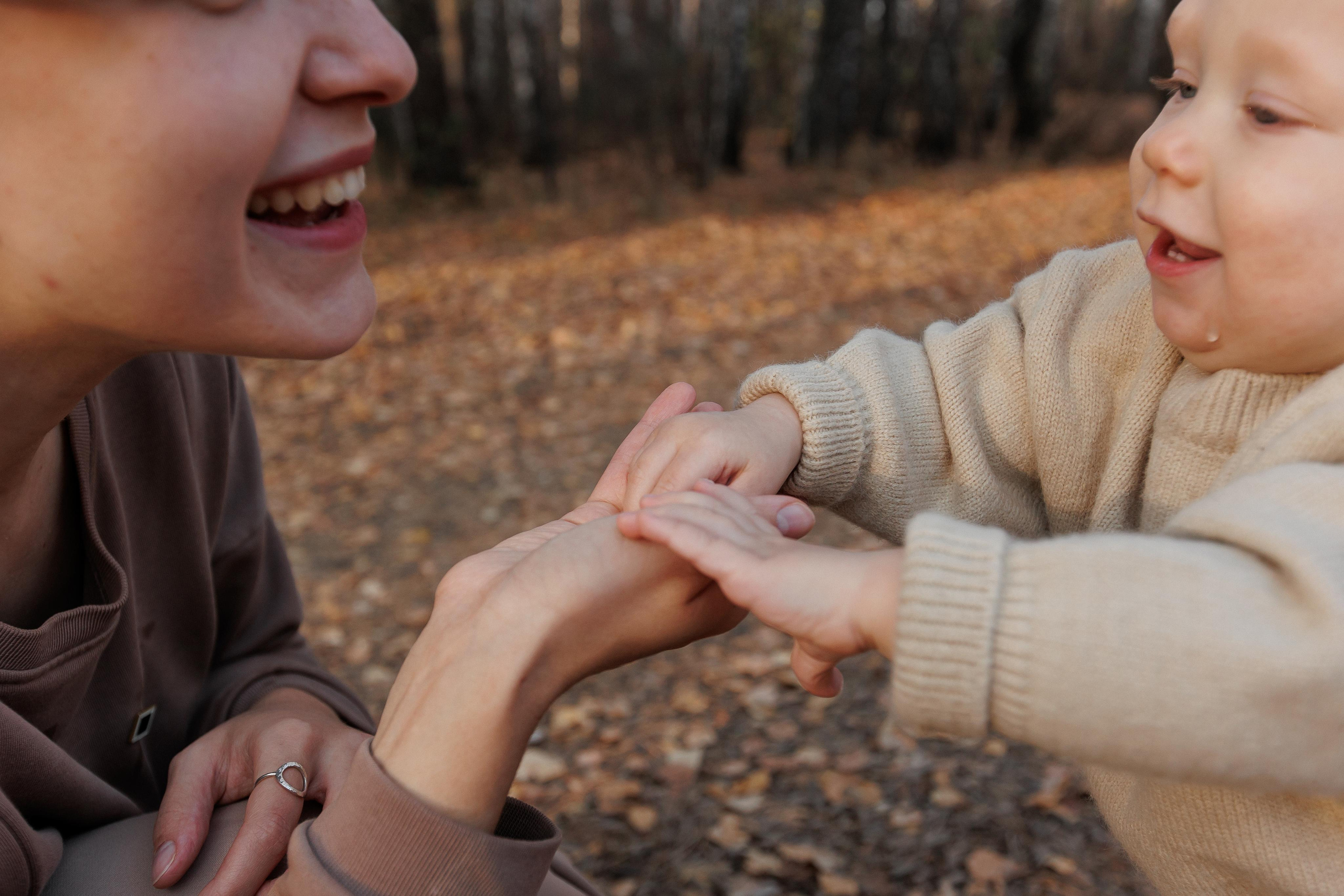 Мама и малыш (прогулка). Фотограф Авилова Дарья ● Тюмень● Съемка больших семей ●Архив поколений