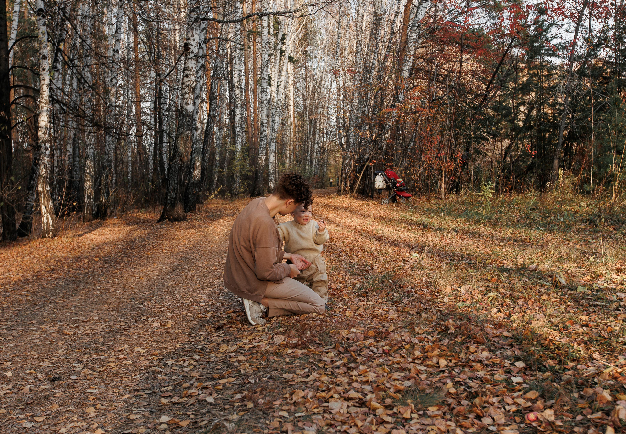 Мама и малыш (прогулка). Фотограф Авилова Дарья ● Тюмень● Съемка больших семей ●Архив поколений