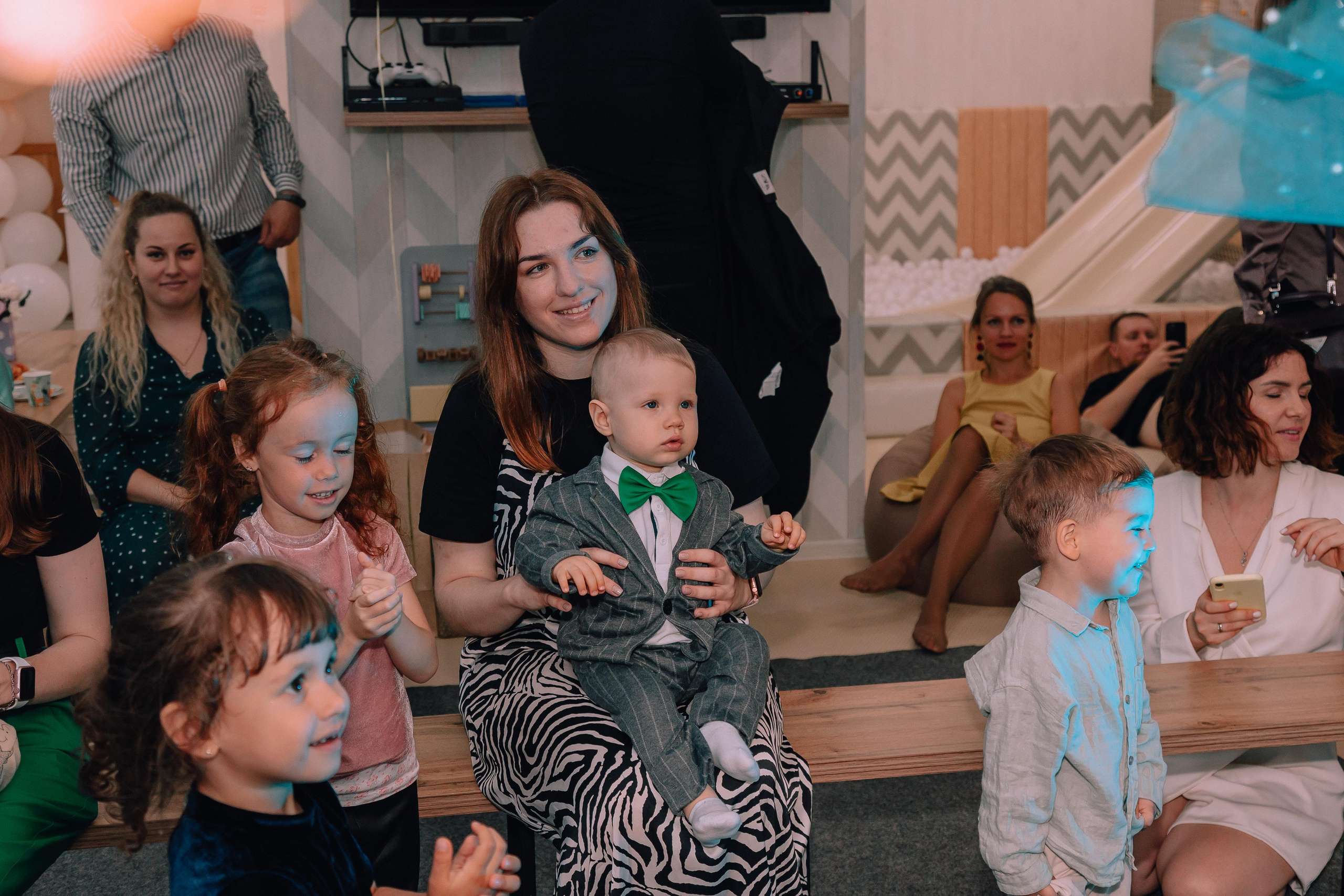 1 год в игровой. Фотограф Авилова Дарья ● Тюмень● Съемка больших семей ●Архив поколений