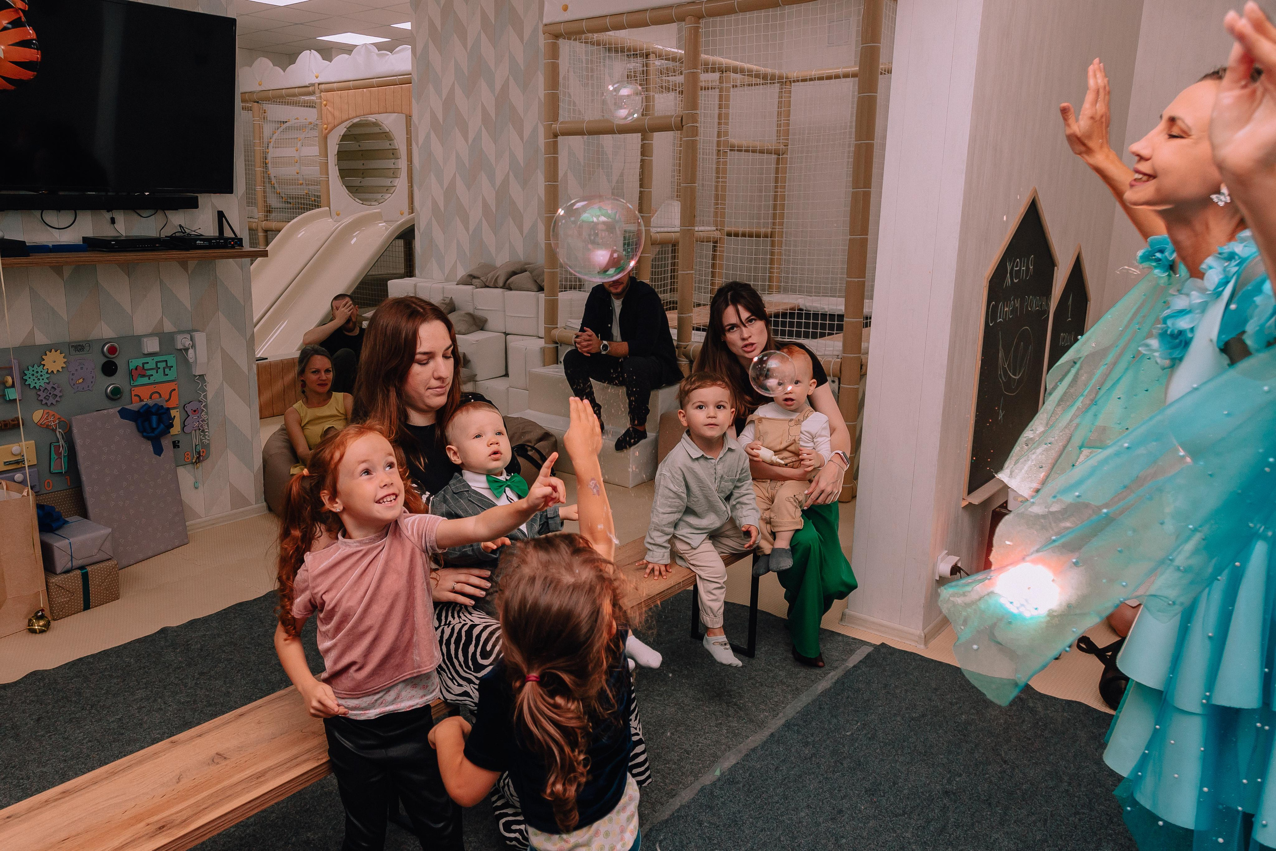 1 год в игровой. Фотограф Авилова Дарья ● Тюмень● Съемка больших семей ●Архив поколений