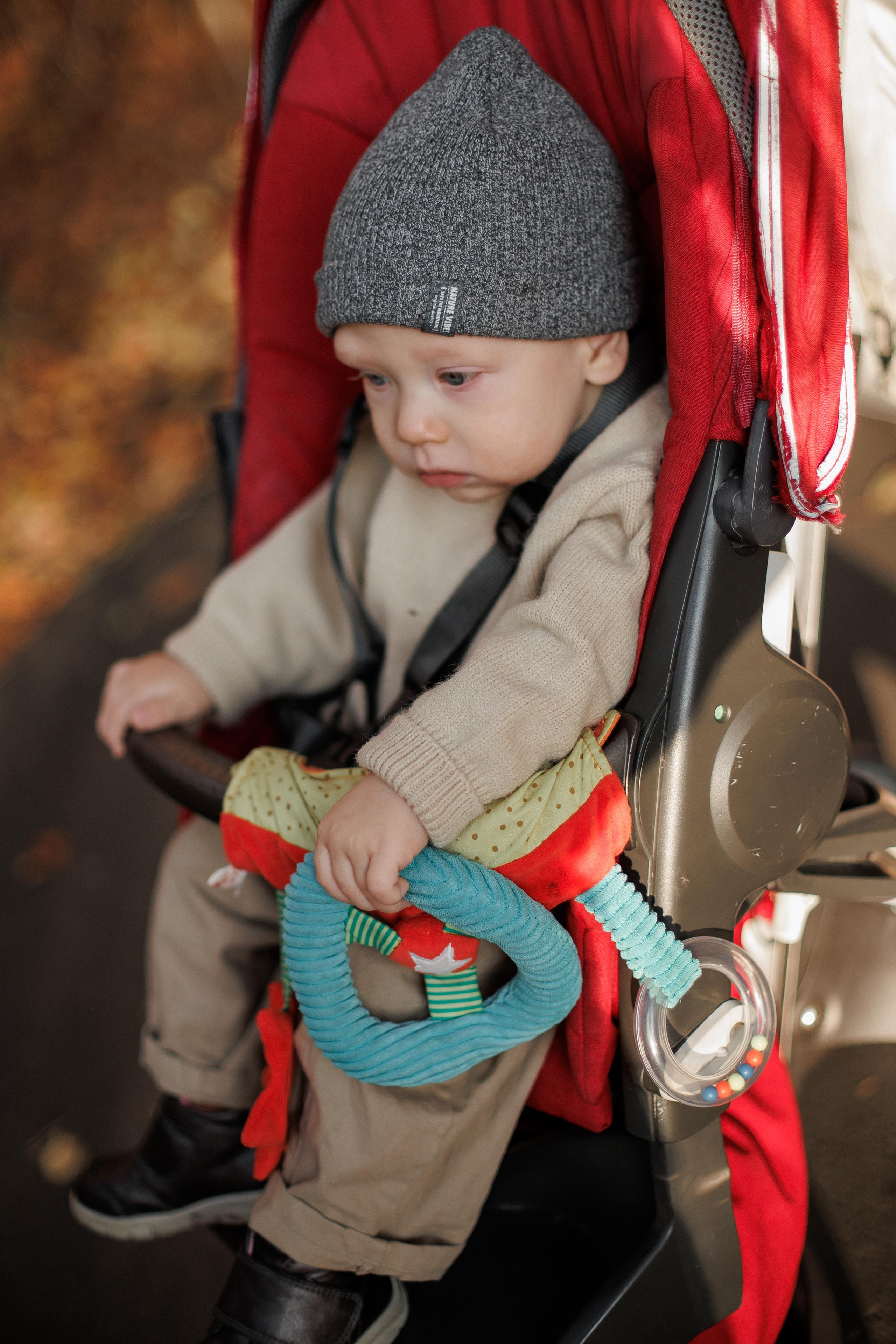 Мама и малыш (прогулка). Фотограф Авилова Дарья ● Тюмень● Съемка больших семей ●Архив поколений