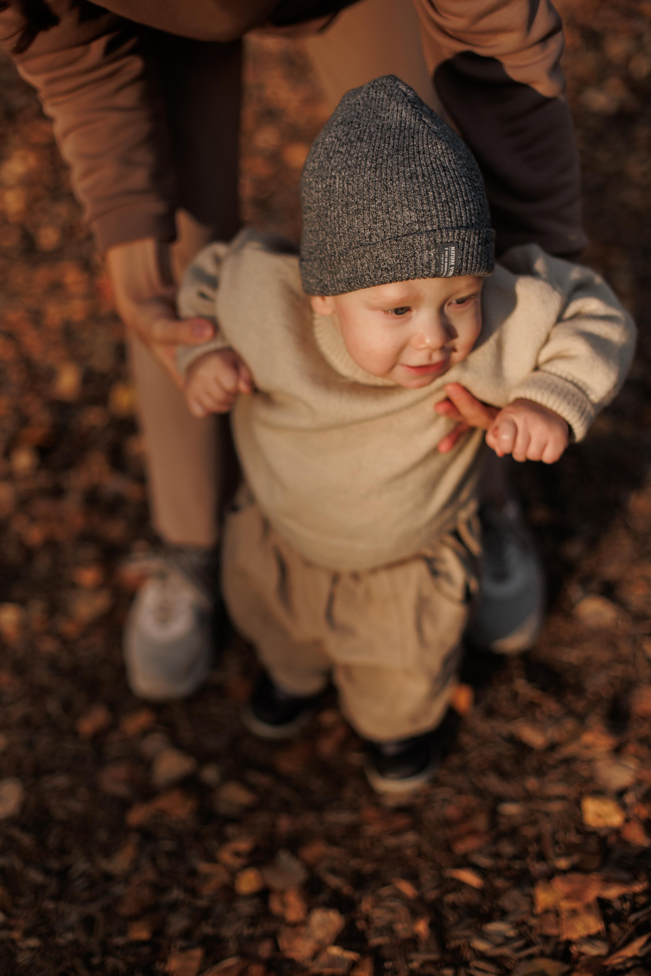Мама и малыш (прогулка). Фотограф Авилова Дарья ● Тюмень● Съемка больших семей ●Архив поколений