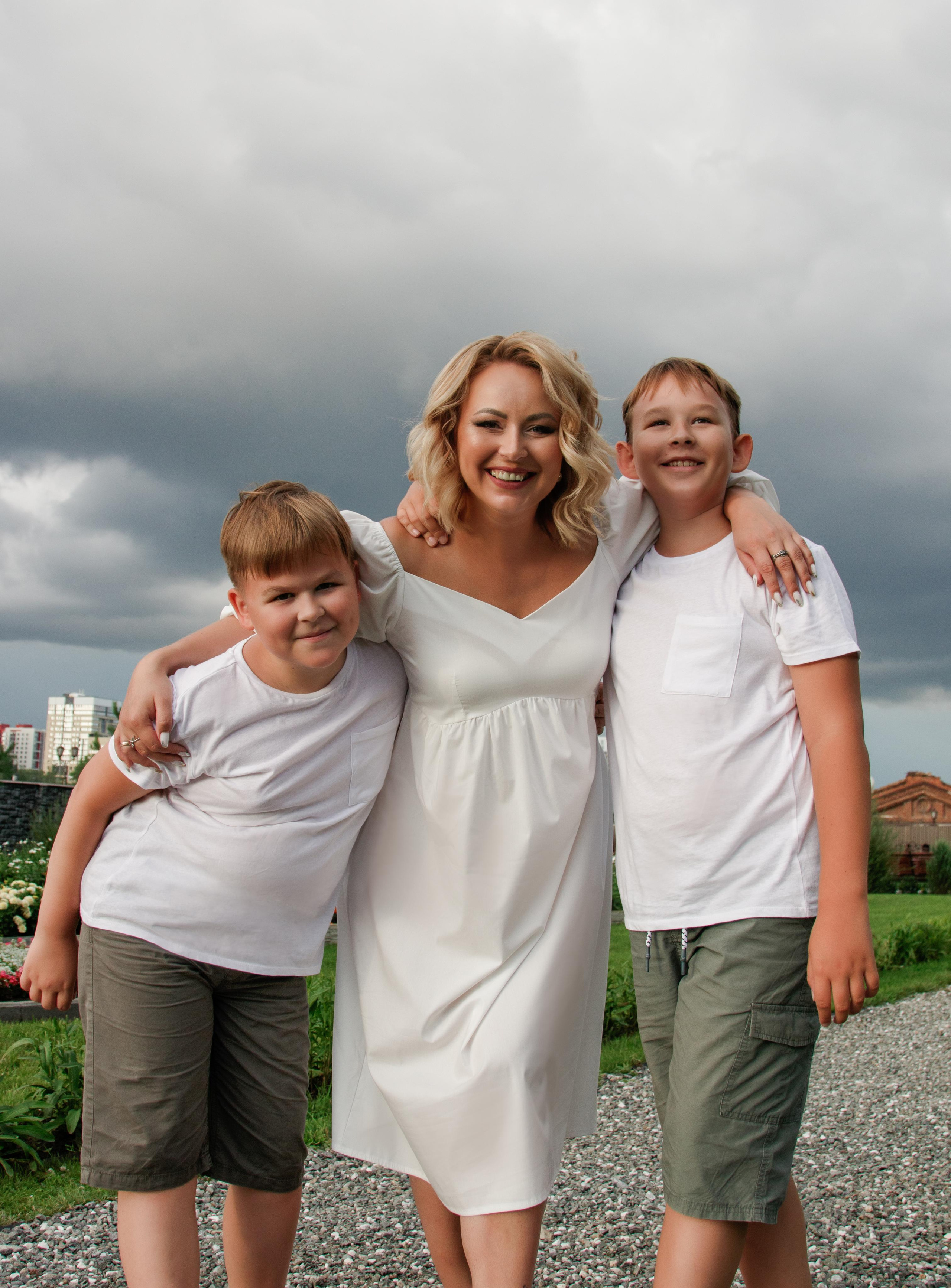 Студия. Фотограф Авилова Дарья ● Тюмень● Съемка больших семей ●Архив поколений