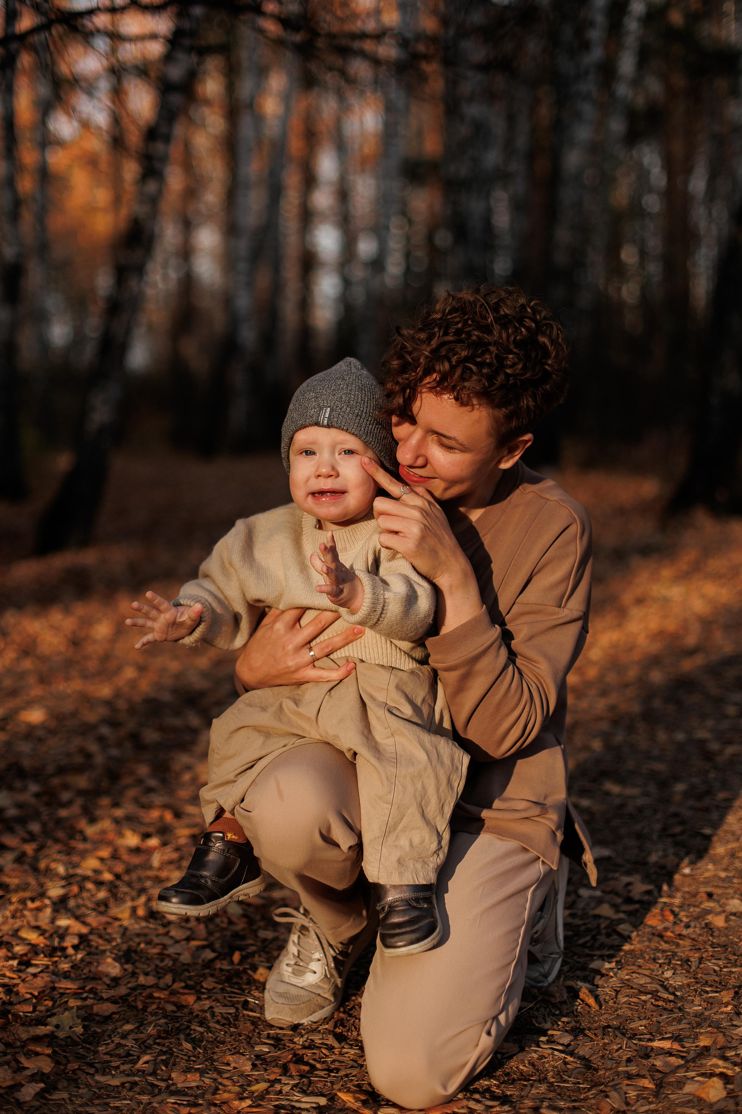 Мама и малыш (прогулка). Фотограф Авилова Дарья ● Тюмень● Съемка больших семей ●Архив поколений