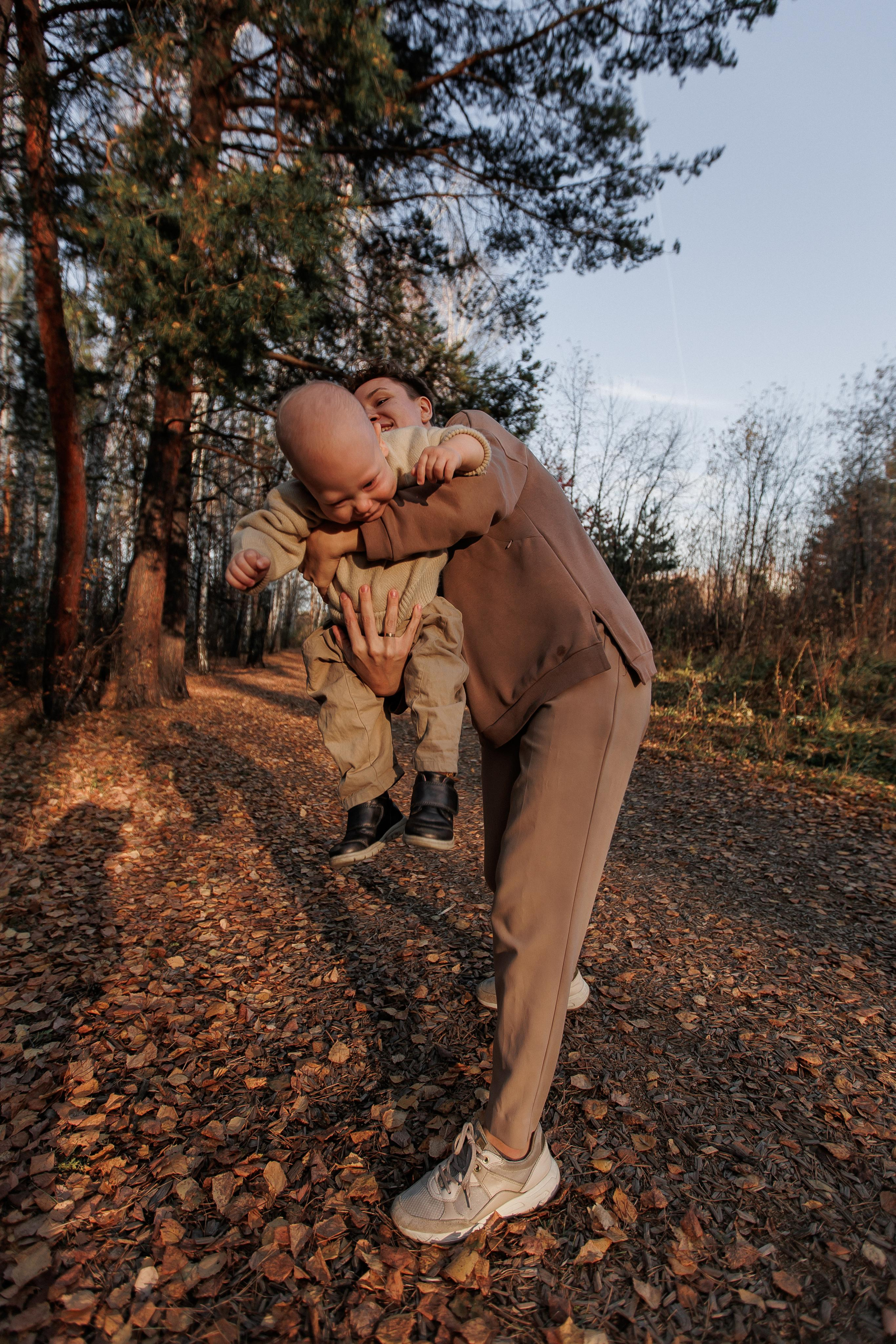 Мама и малыш (прогулка). Фотограф Авилова Дарья ● Тюмень● Съемка больших семей ●Архив поколений