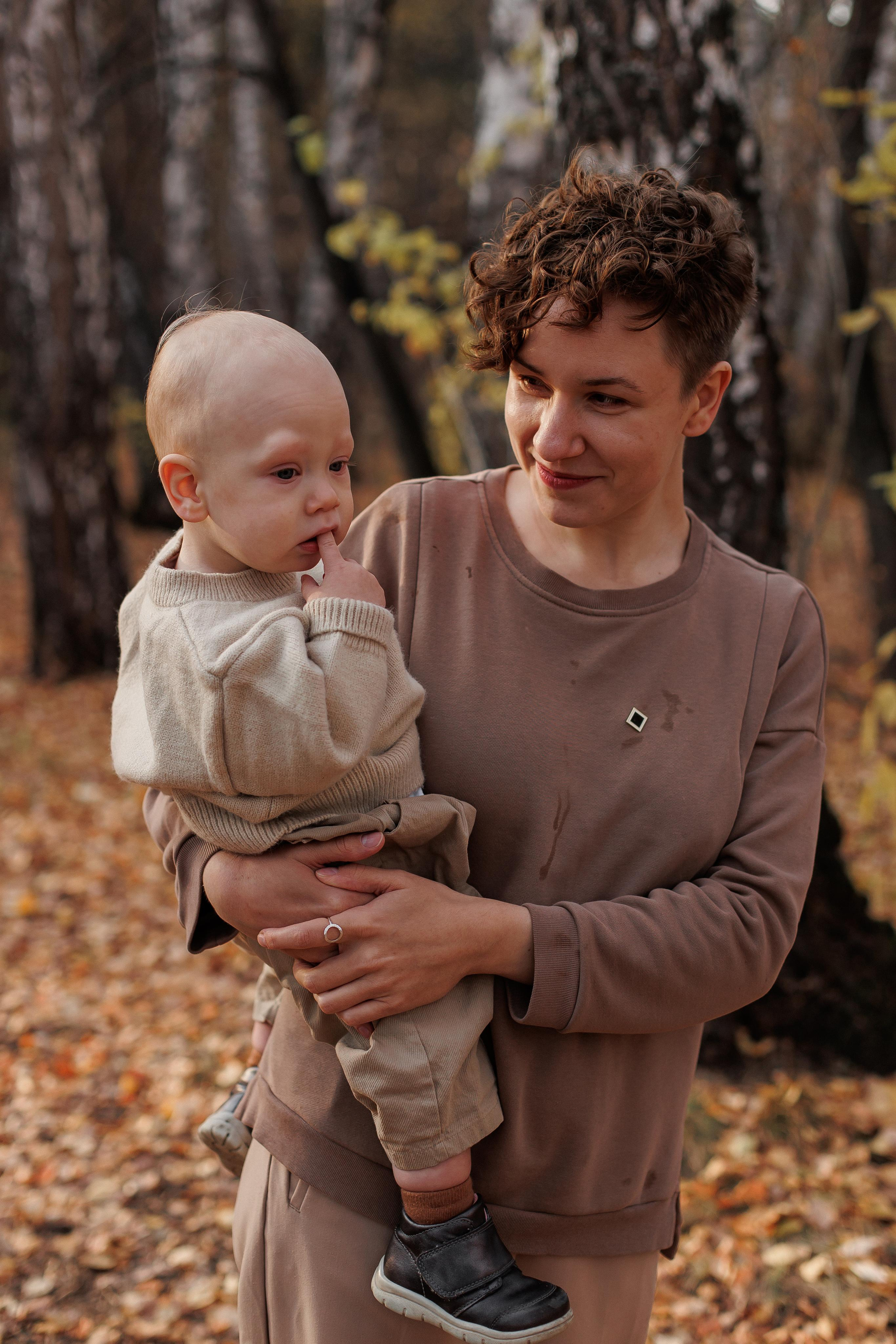 Мама и малыш (прогулка). Фотограф Авилова Дарья ● Тюмень● Съемка больших семей ●Архив поколений
