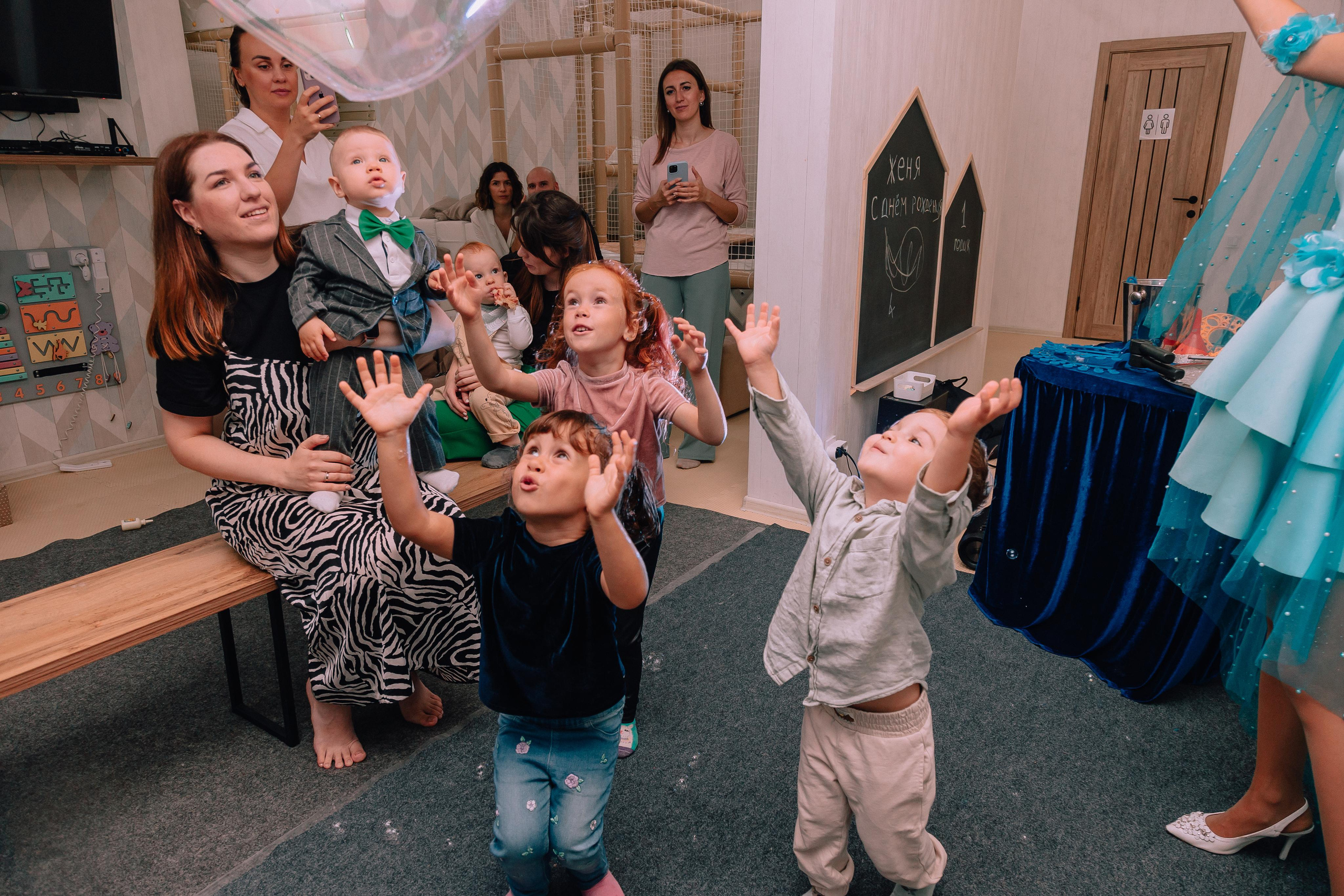 1 год в игровой. Фотограф Авилова Дарья ● Тюмень● Съемка больших семей ●Архив поколений