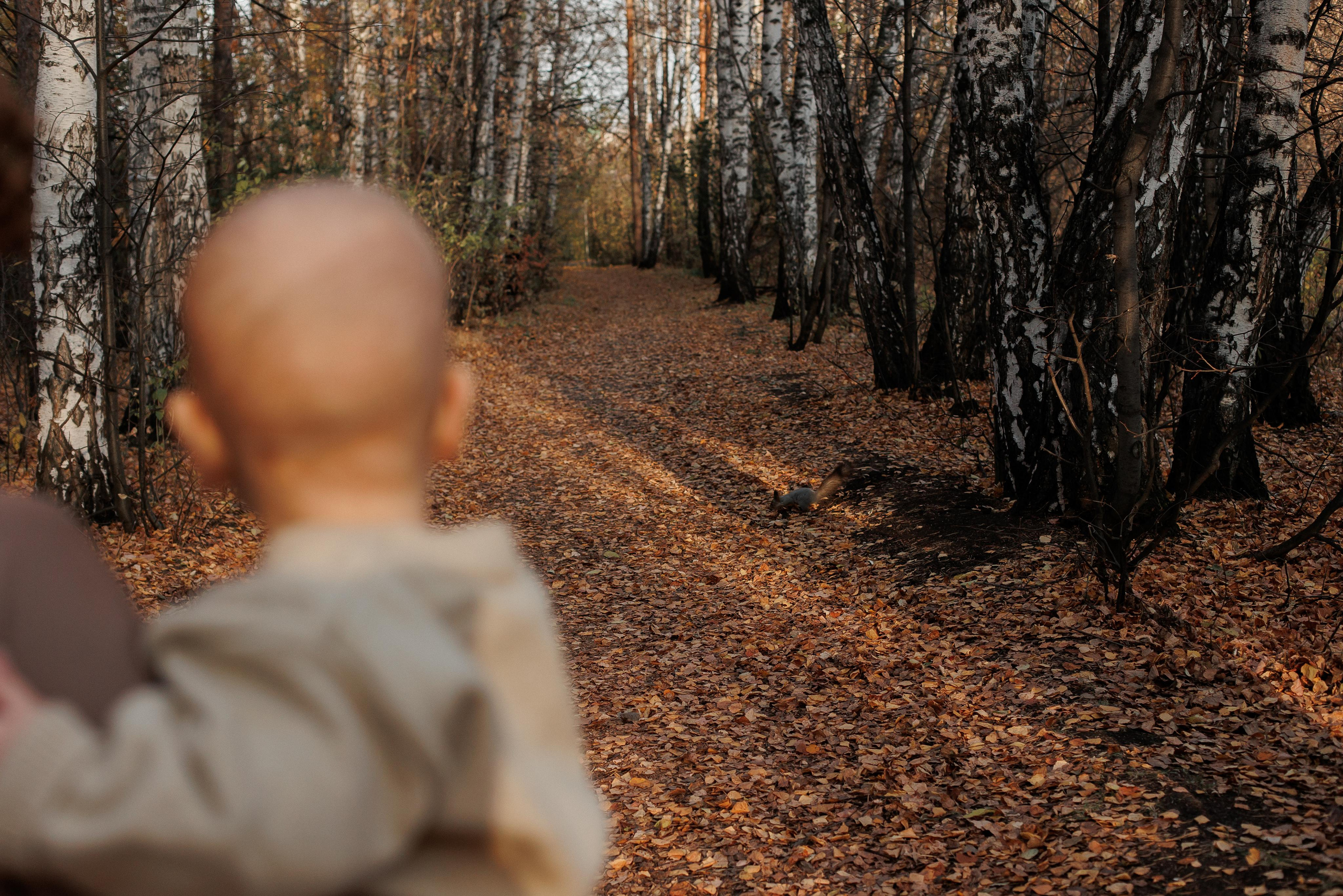 Мама и малыш (прогулка). Фотограф Авилова Дарья ● Тюмень● Съемка больших семей ●Архив поколений