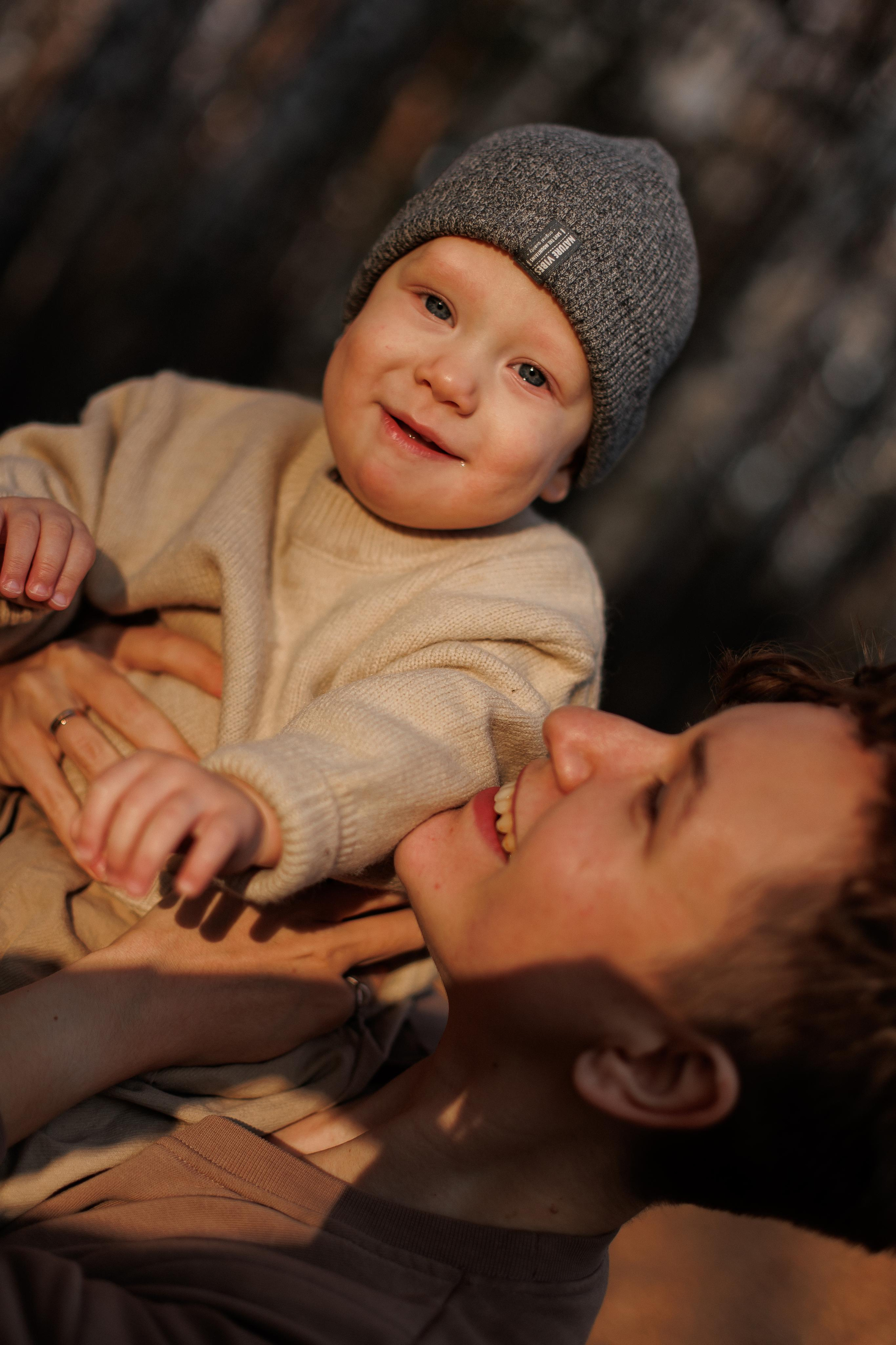 Мама и малыш (прогулка). Фотограф Авилова Дарья ● Тюмень● Съемка больших семей ●Архив поколений