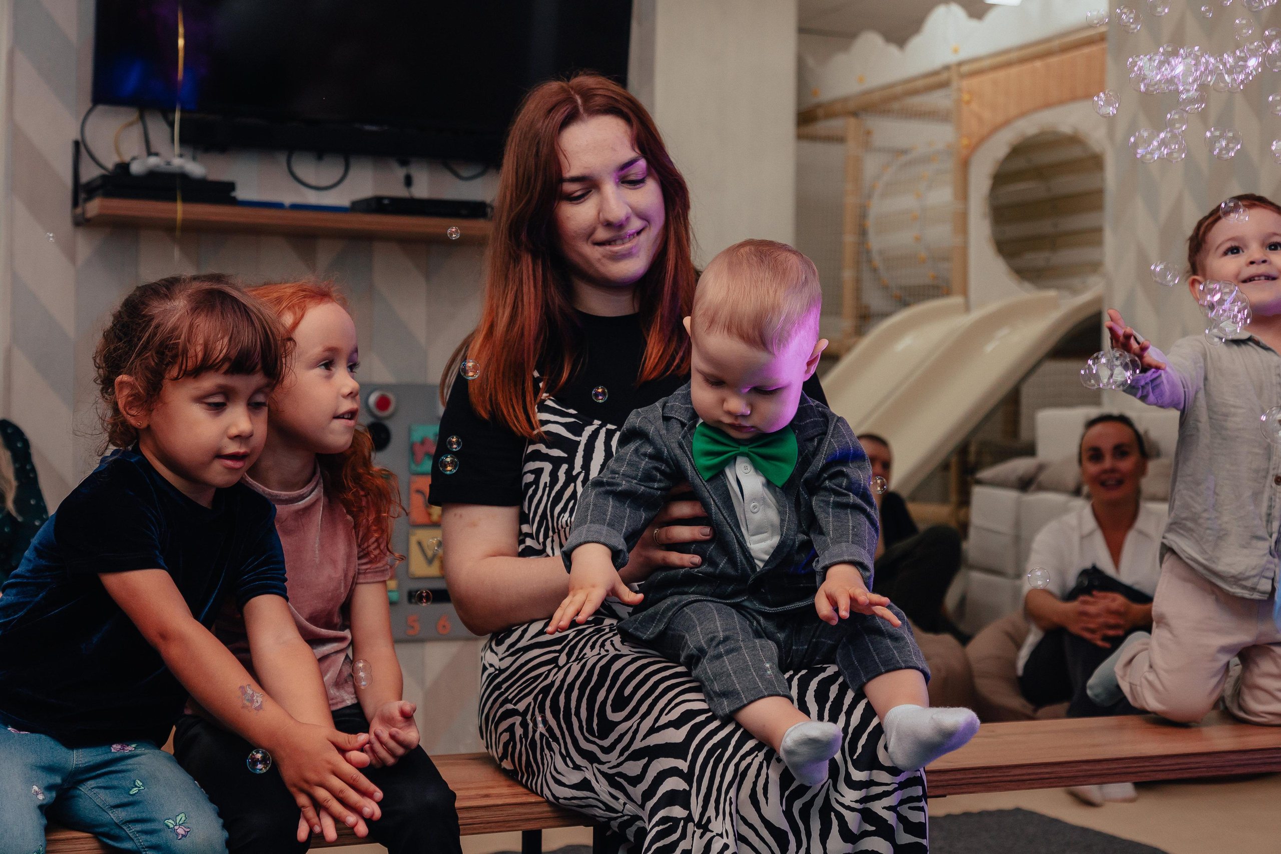 1 год в игровой. Фотограф Авилова Дарья ● Тюмень● Съемка больших семей ●Архив поколений