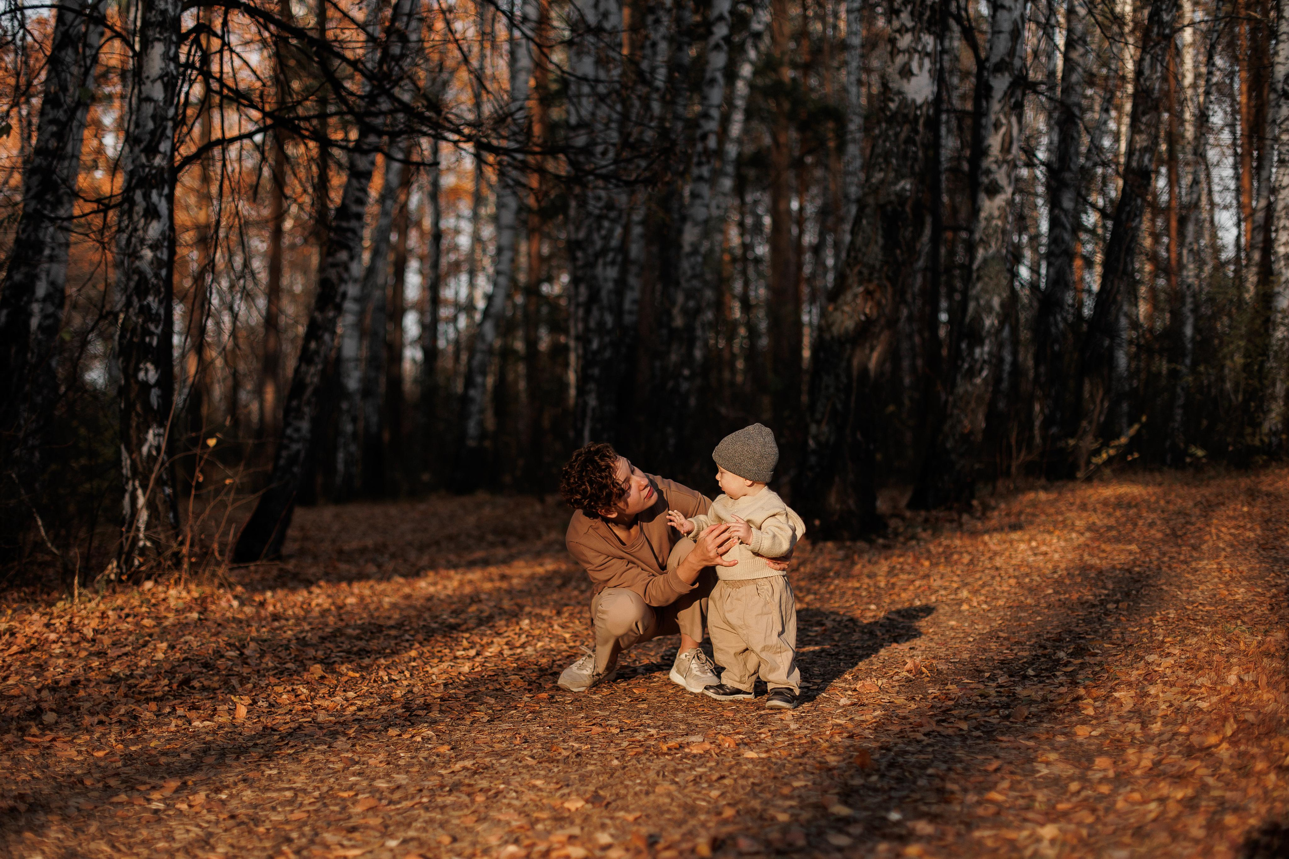 Мама и малыш (прогулка). Фотограф Авилова Дарья ● Тюмень● Съемка больших семей ●Архив поколений