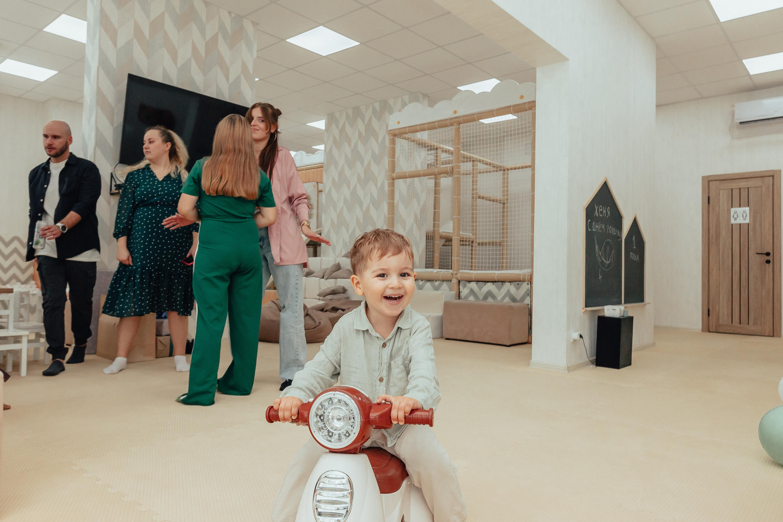 1 год в игровой. Фотограф Авилова Дарья ● Тюмень● Съемка больших семей ●Архив поколений