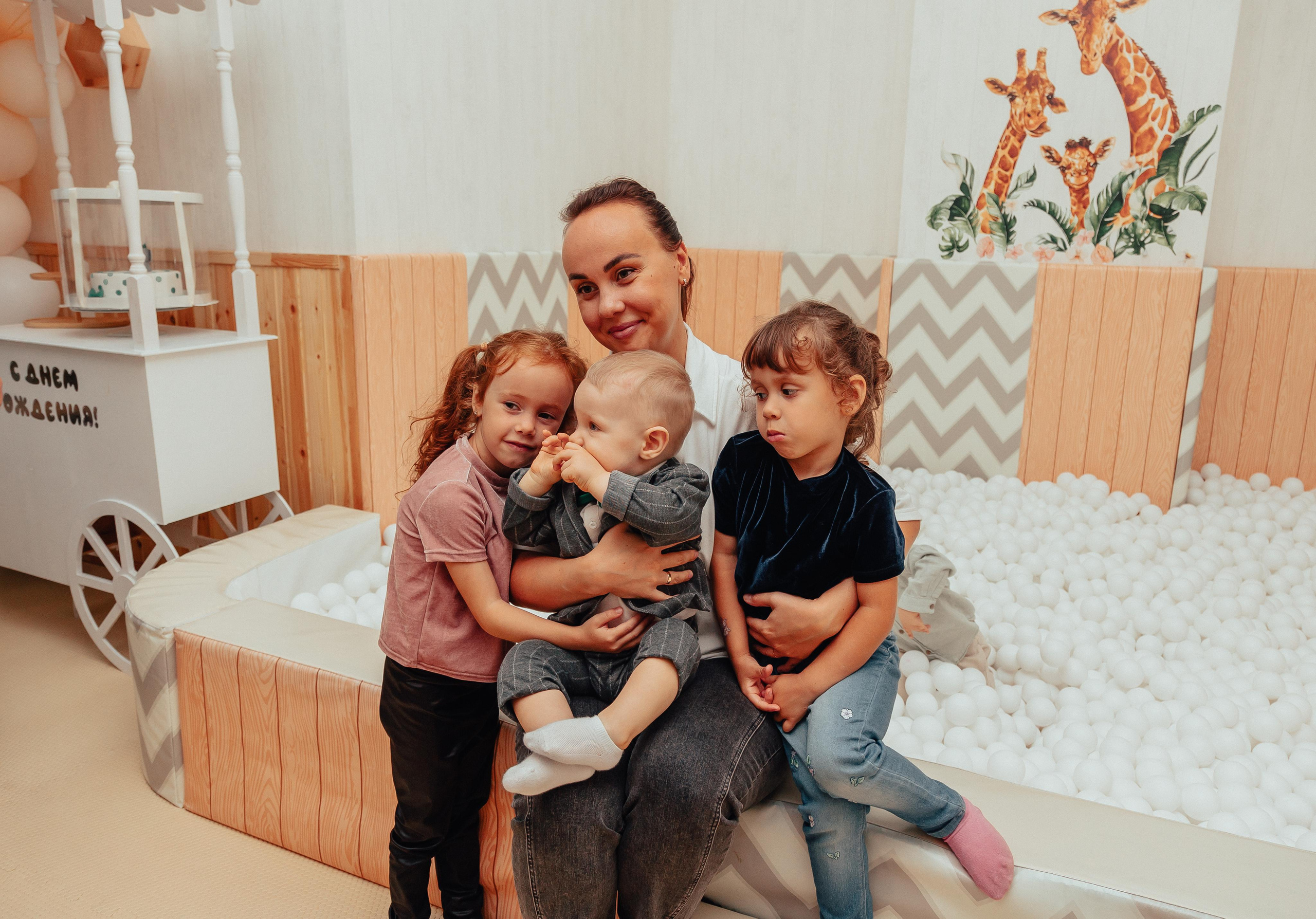 1 год в игровой. Фотограф Авилова Дарья ● Тюмень● Съемка больших семей ●Архив поколений
