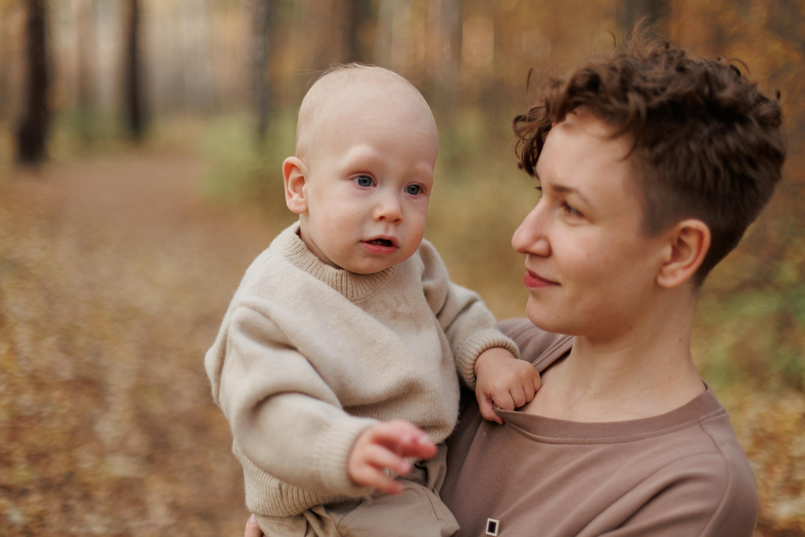 Мама и малыш (прогулка). Фотограф Авилова Дарья ● Тюмень● Съемка больших семей ●Архив поколений