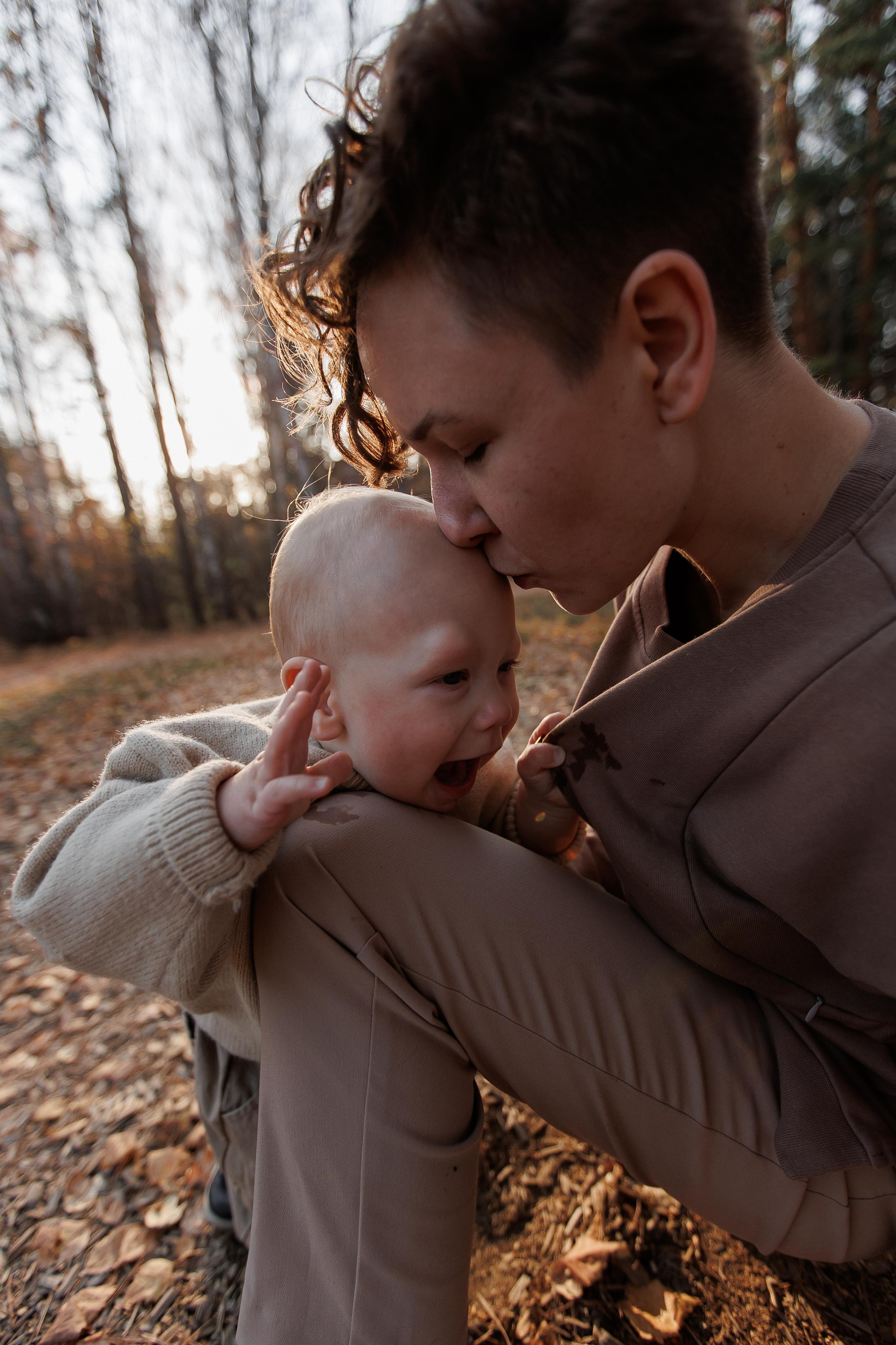 Мама и малыш (прогулка). Фотограф Авилова Дарья ● Тюмень● Съемка больших семей ●Архив поколений