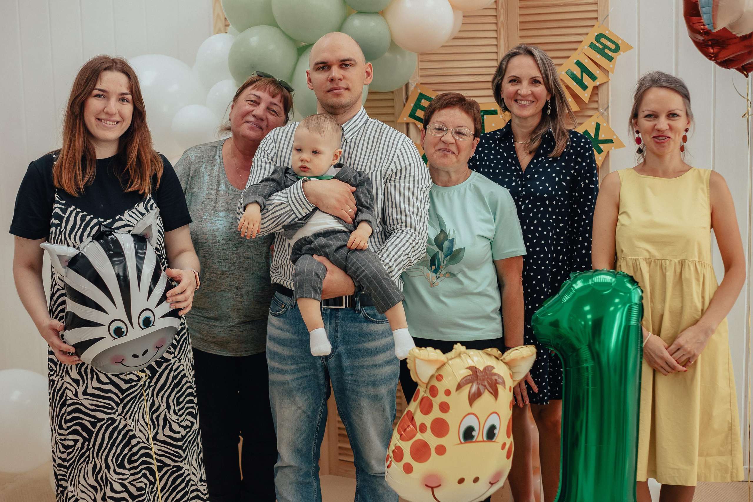 1 год в игровой. Фотограф Авилова Дарья ● Тюмень● Съемка больших семей ●Архив поколений