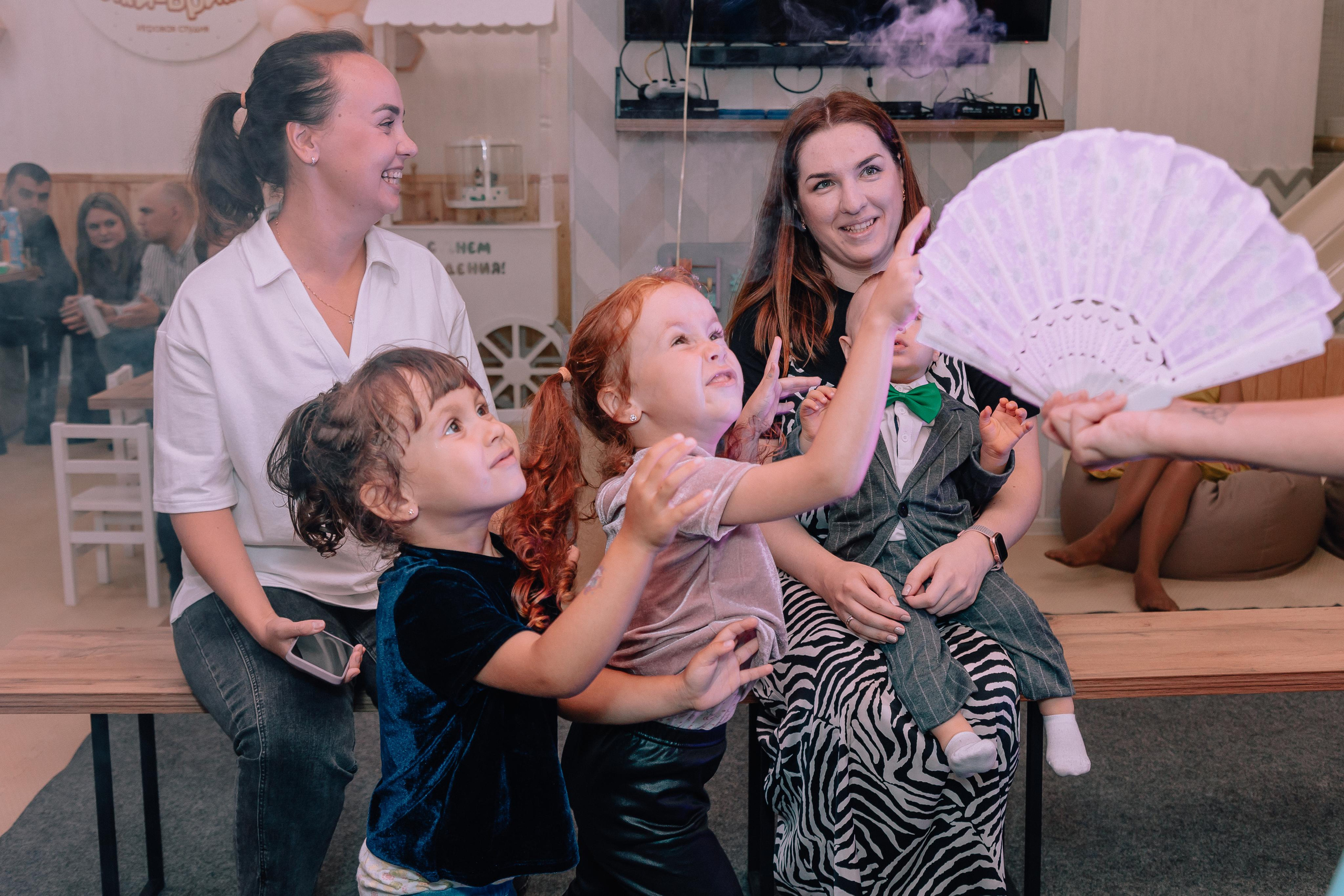 1 год в игровой. Фотограф Авилова Дарья ● Тюмень● Съемка больших семей ●Архив поколений