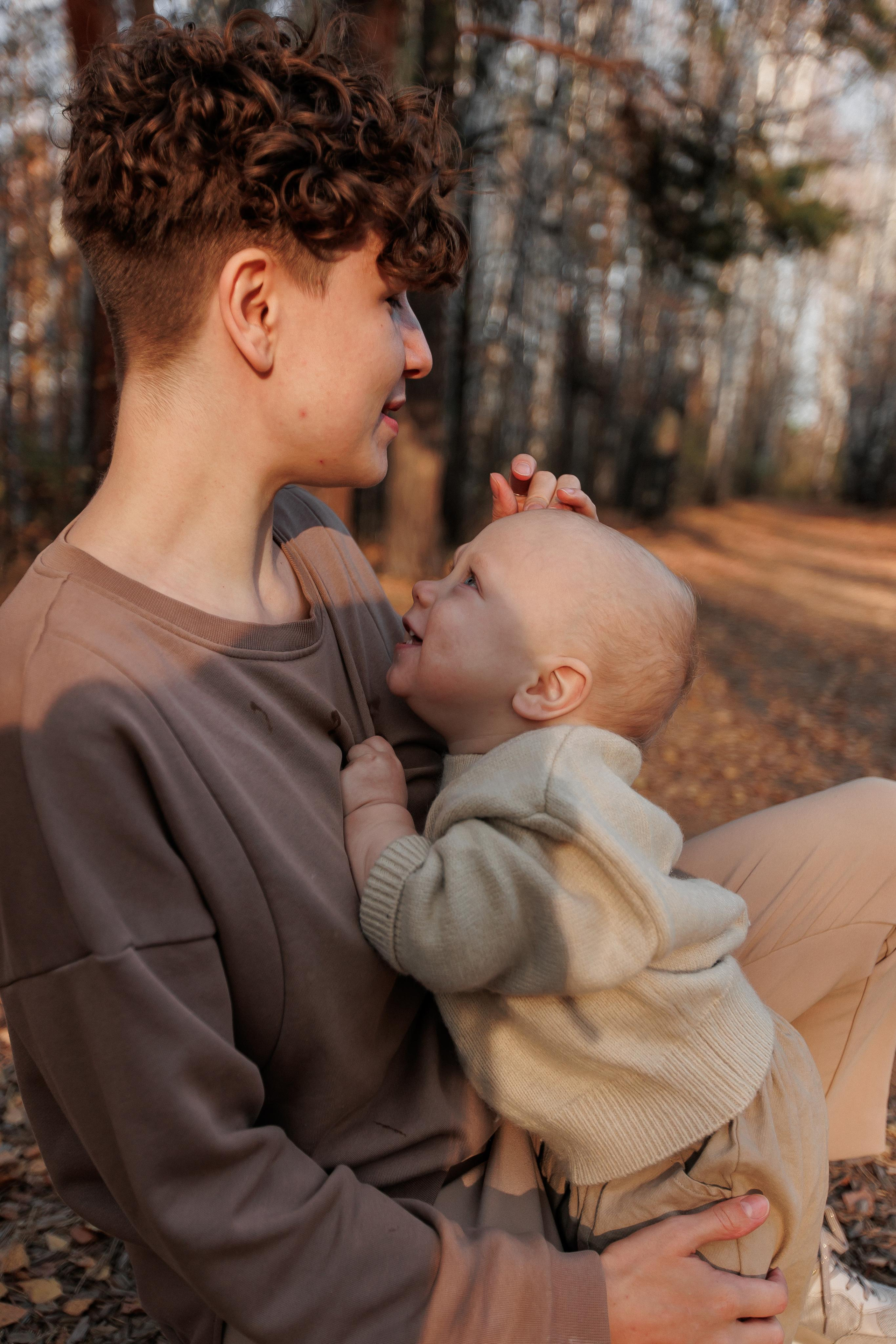 Мама и малыш (прогулка). Фотограф Авилова Дарья ● Тюмень● Съемка больших семей ●Архив поколений