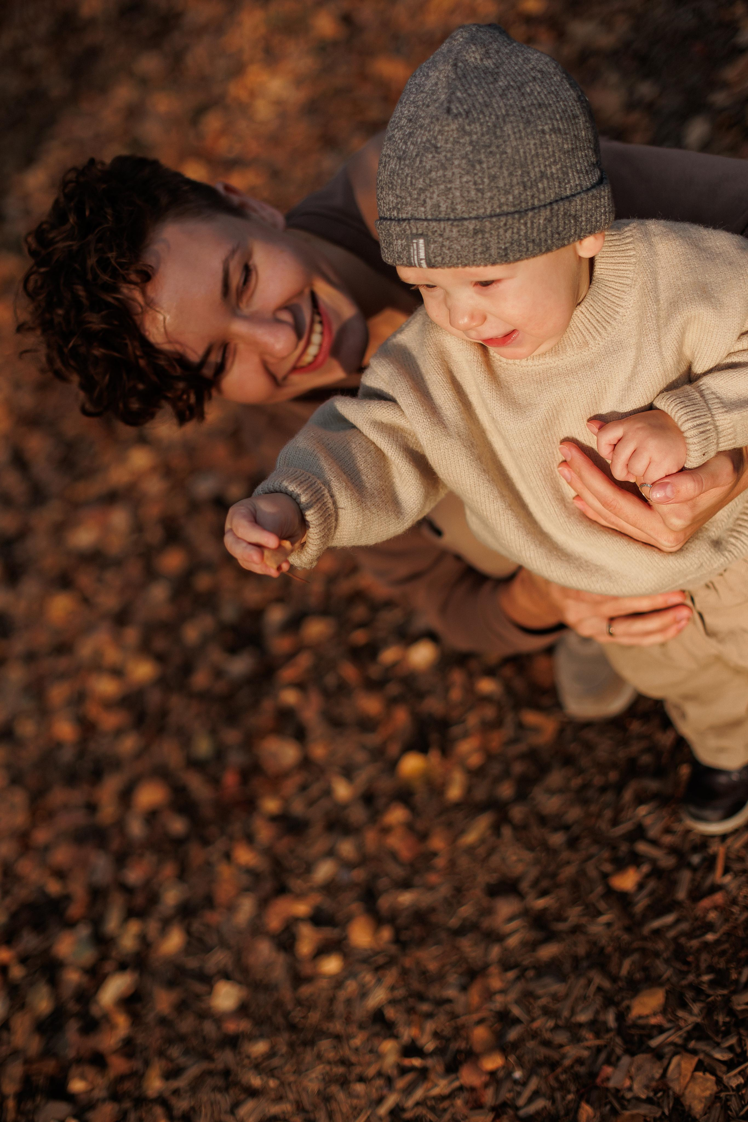 Мама и малыш (прогулка). Фотограф Авилова Дарья ● Тюмень● Съемка больших семей ●Архив поколений