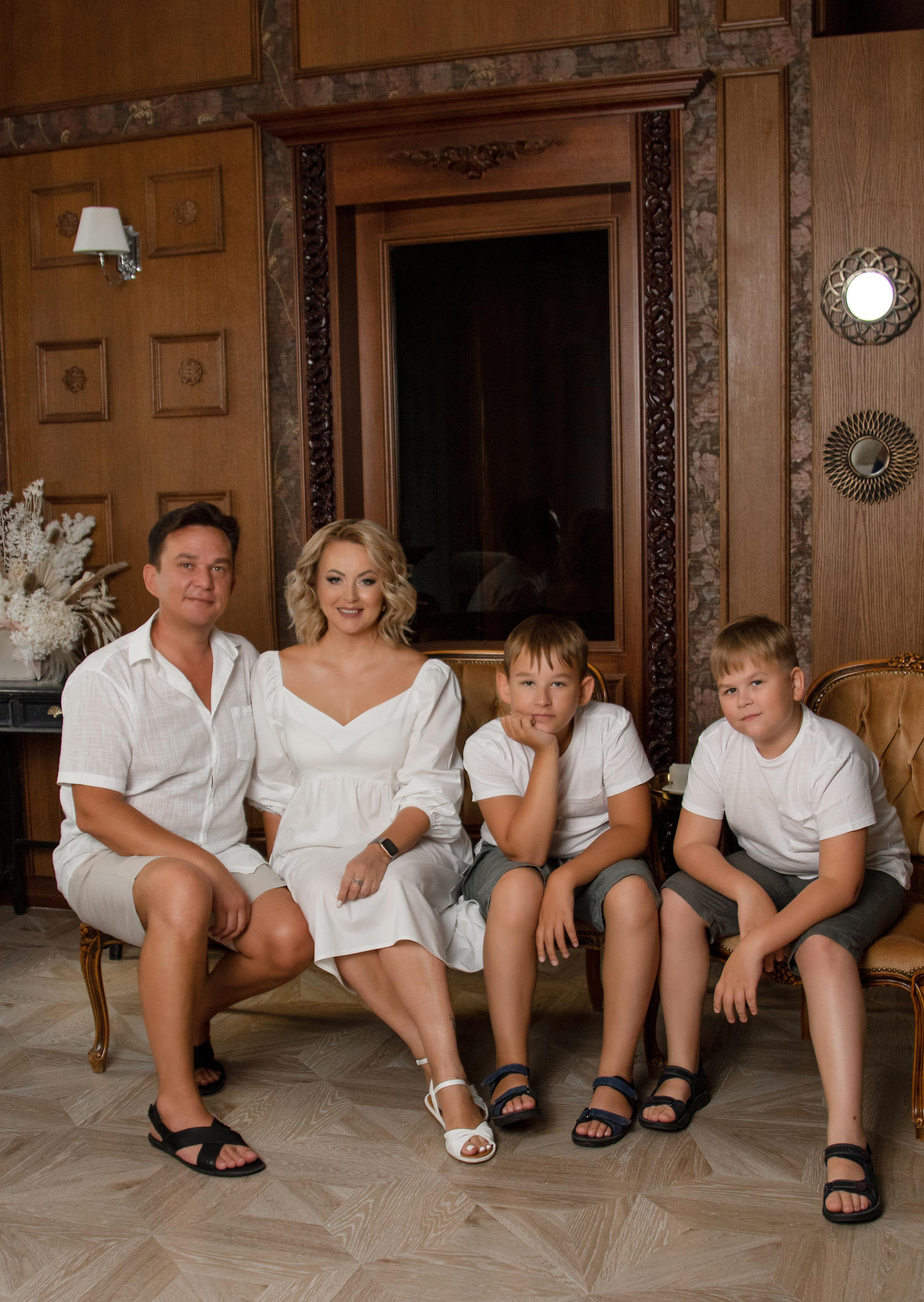 Студия. Фотограф Авилова Дарья ● Тюмень● Съемка больших семей ●Архив поколений