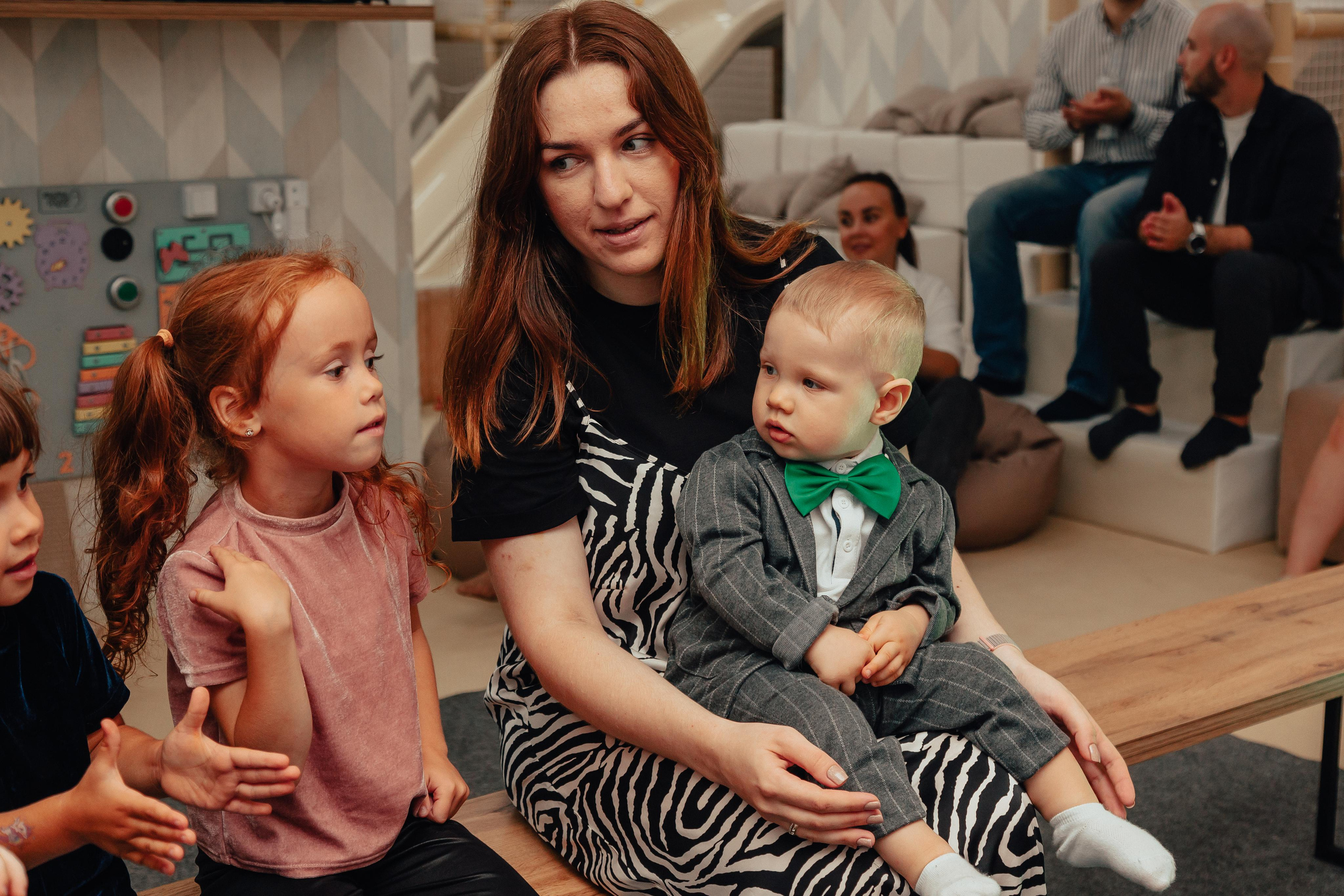 1 год в игровой. Фотограф Авилова Дарья ● Тюмень● Съемка больших семей ●Архив поколений