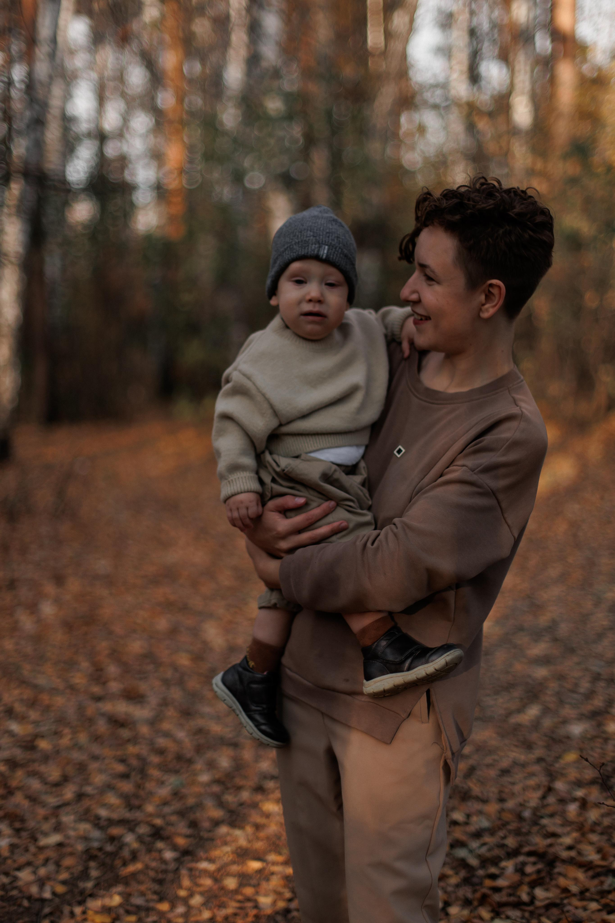 Мама и малыш (прогулка). Фотограф Авилова Дарья ● Тюмень● Съемка больших семей ●Архив поколений