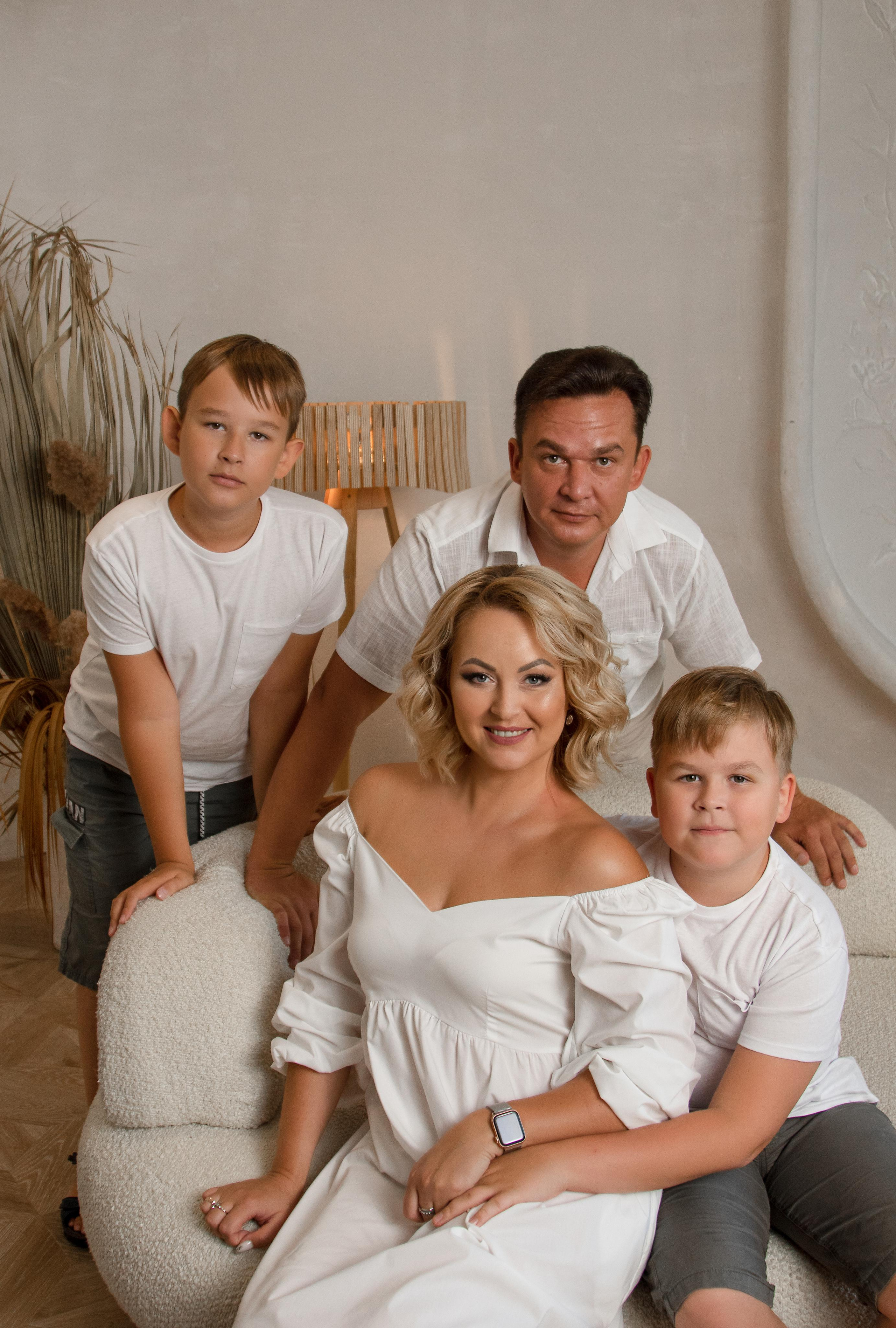 Студия. Фотограф Авилова Дарья ● Тюмень● Съемка больших семей ●Архив поколений