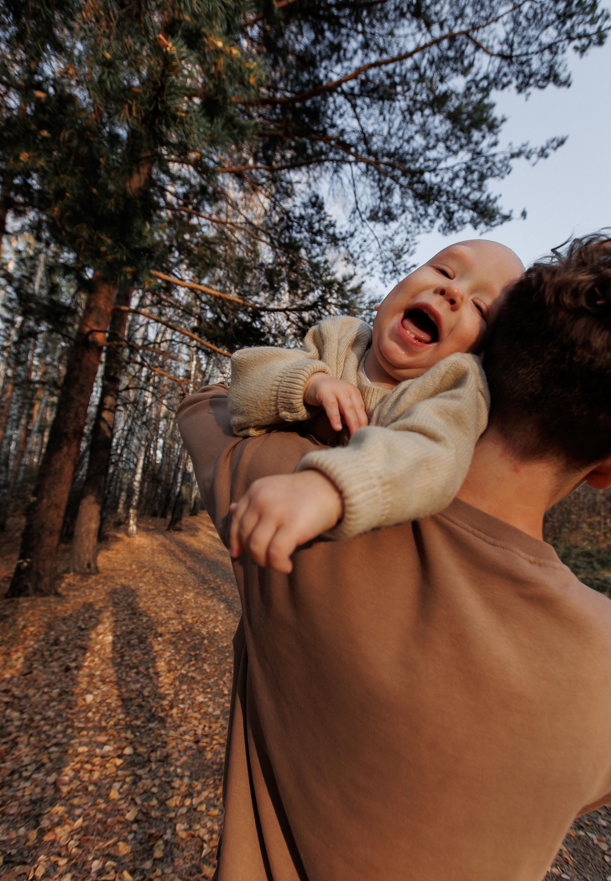 Мама и малыш (прогулка). Фотограф Авилова Дарья ● Тюмень● Съемка больших семей ●Архив поколений