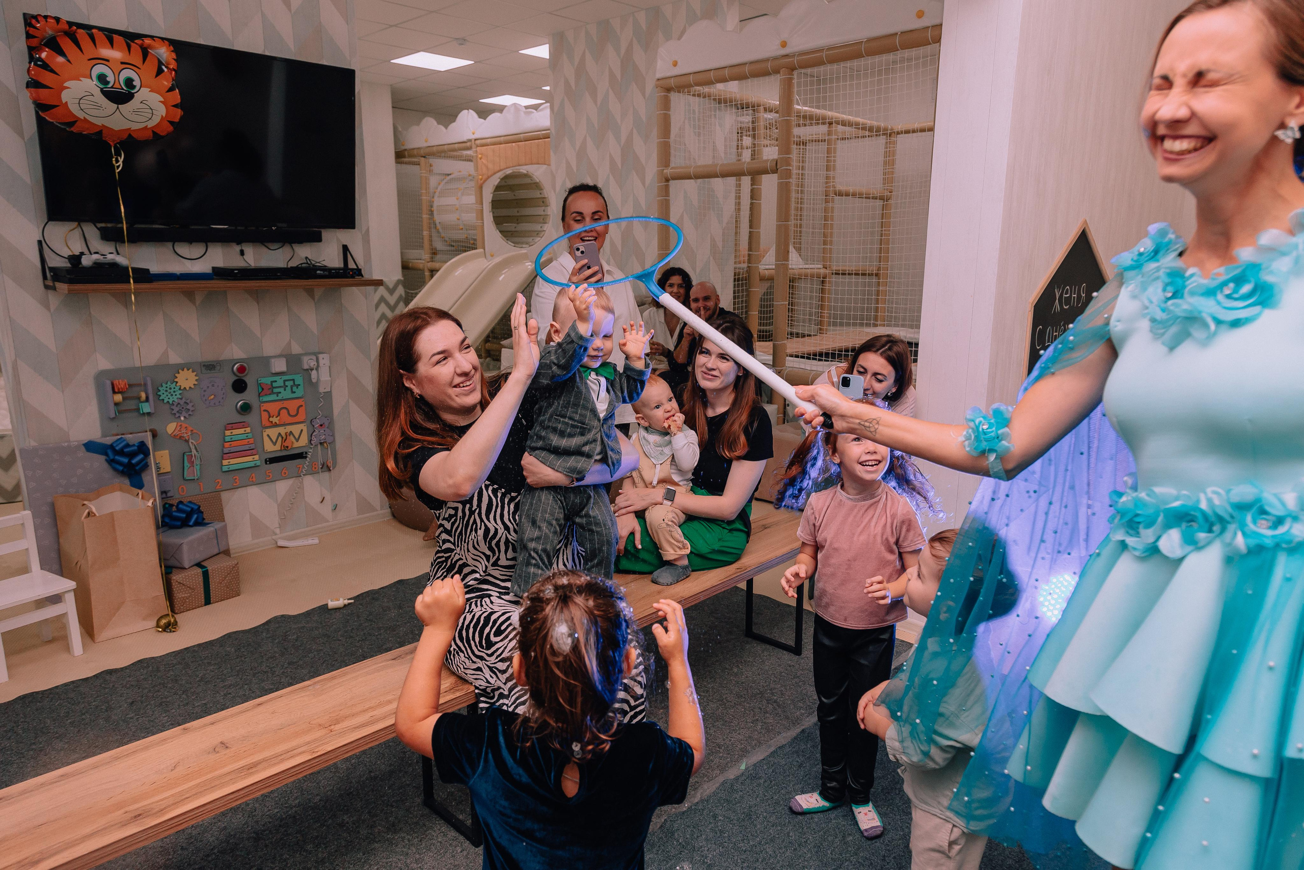 1 год в игровой. Фотограф Авилова Дарья ● Тюмень● Съемка больших семей ●Архив поколений