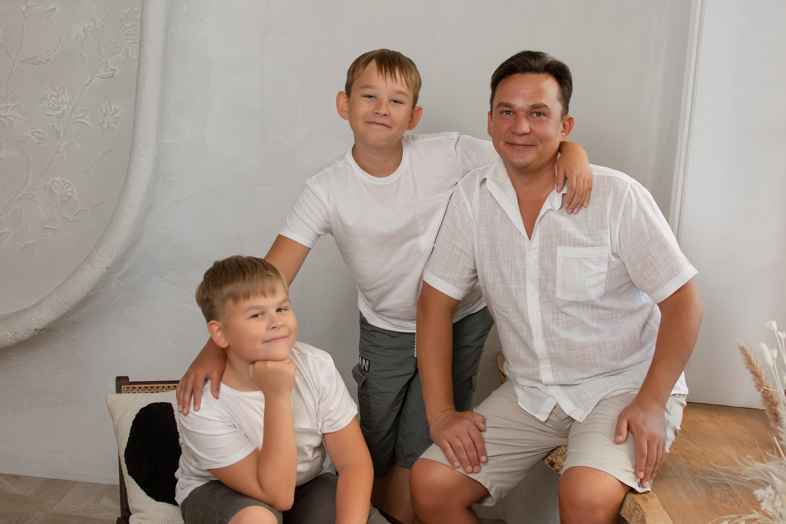 Студия. Фотограф Авилова Дарья ● Тюмень● Съемка больших семей ●Архив поколений