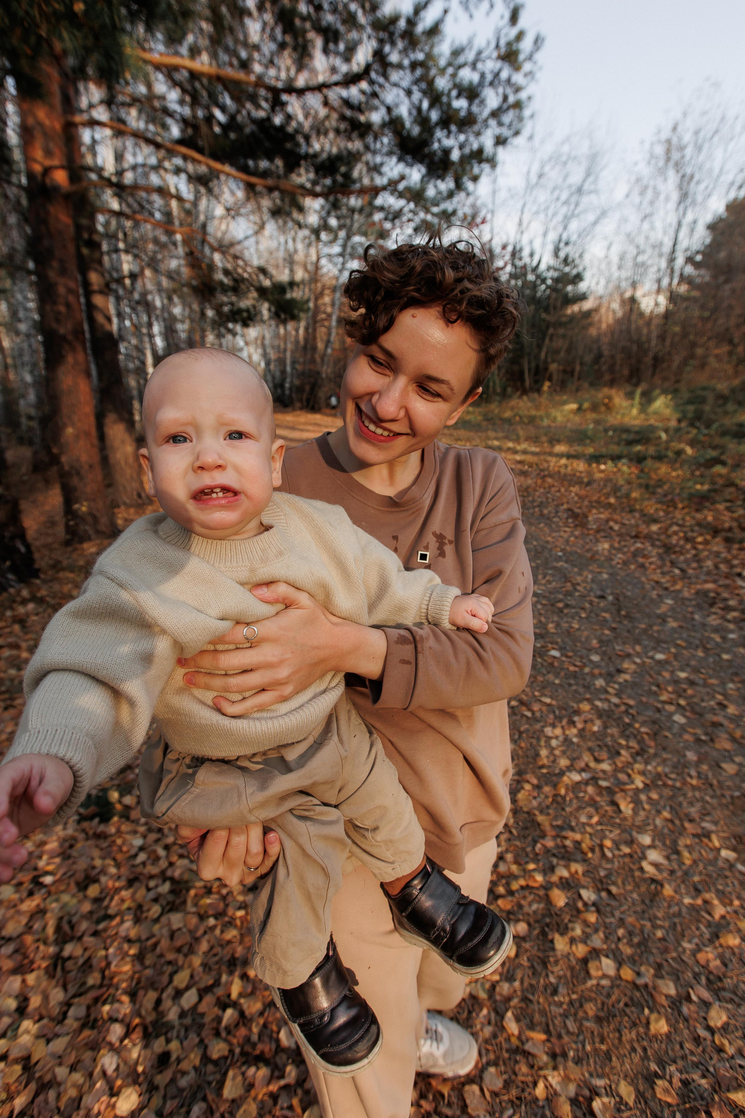 Мама и малыш (прогулка). Фотограф Авилова Дарья ● Тюмень● Съемка больших семей ●Архив поколений