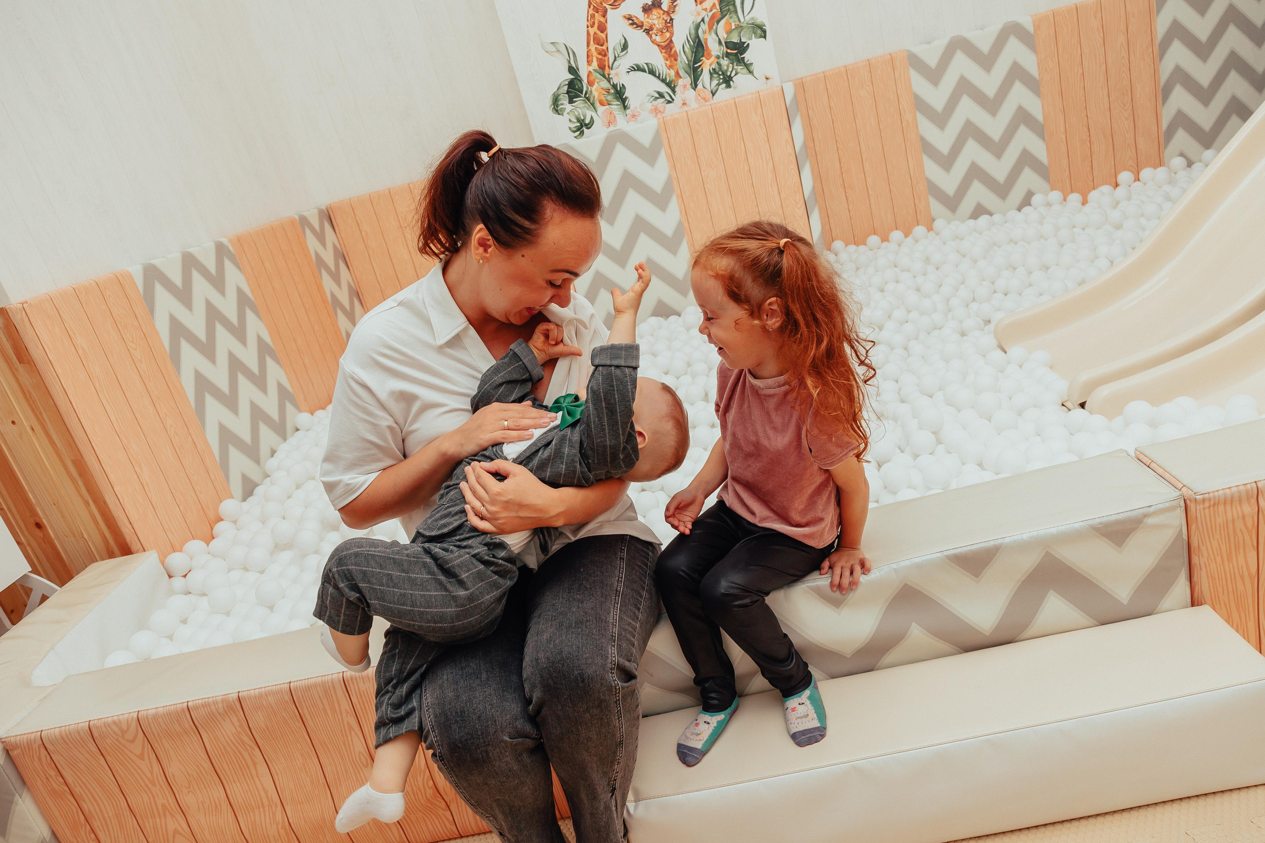 1 год в игровой. Фотограф Авилова Дарья ● Тюмень● Съемка больших семей ●Архив поколений