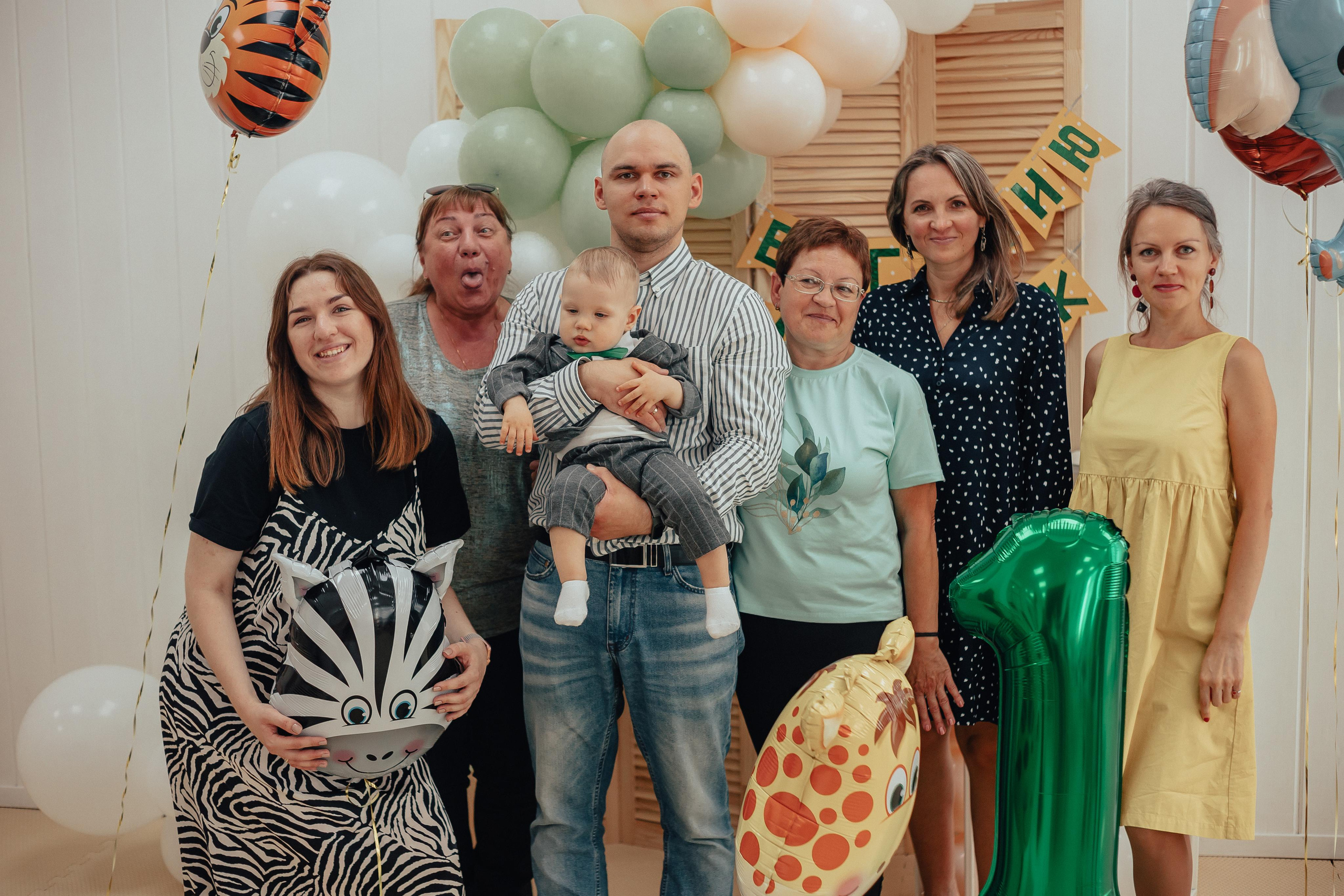 1 год в игровой. Фотограф Авилова Дарья ● Тюмень● Съемка больших семей ●Архив поколений