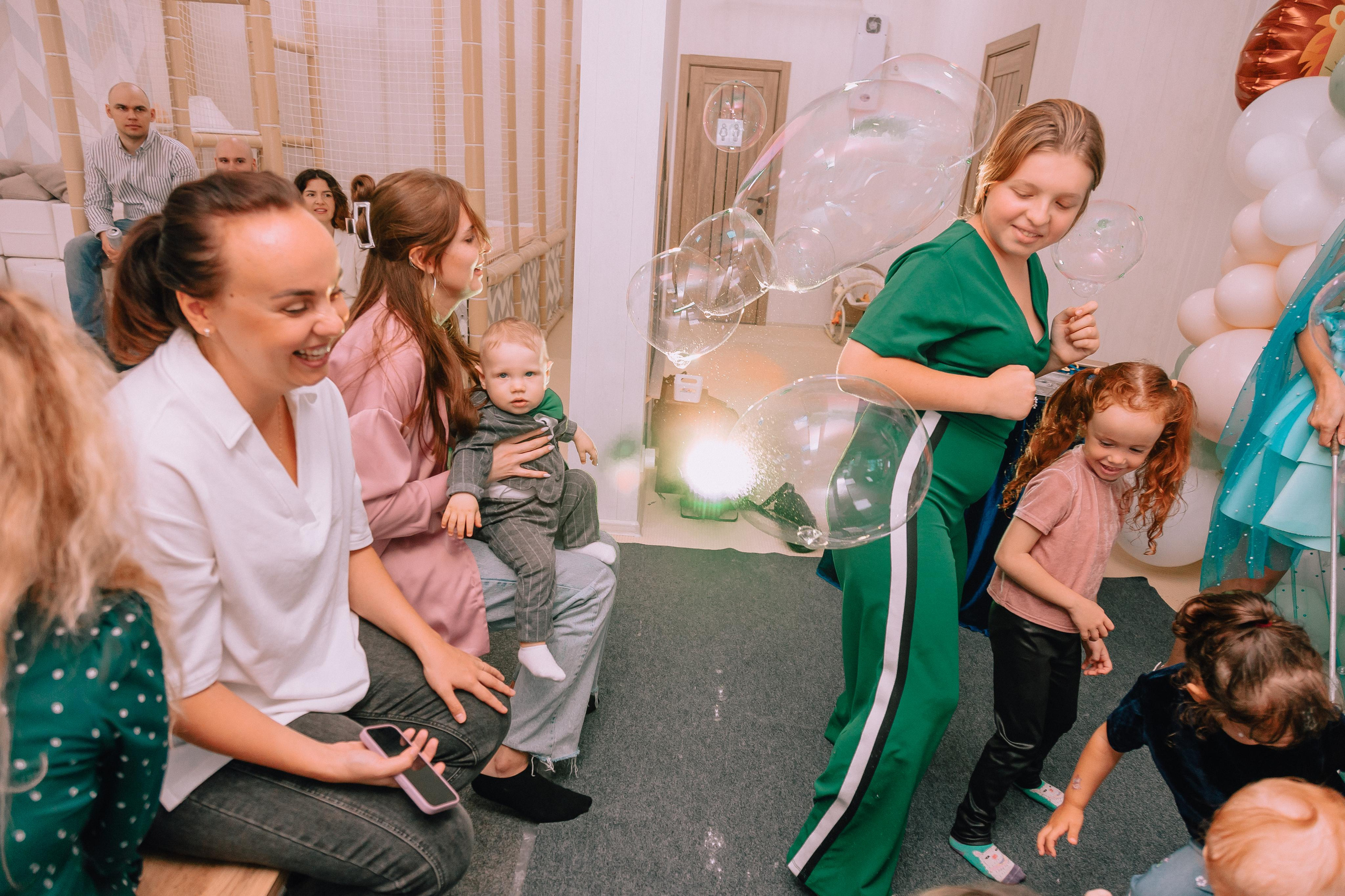 1 год в игровой. Фотограф Авилова Дарья ● Тюмень● Съемка больших семей ●Архив поколений