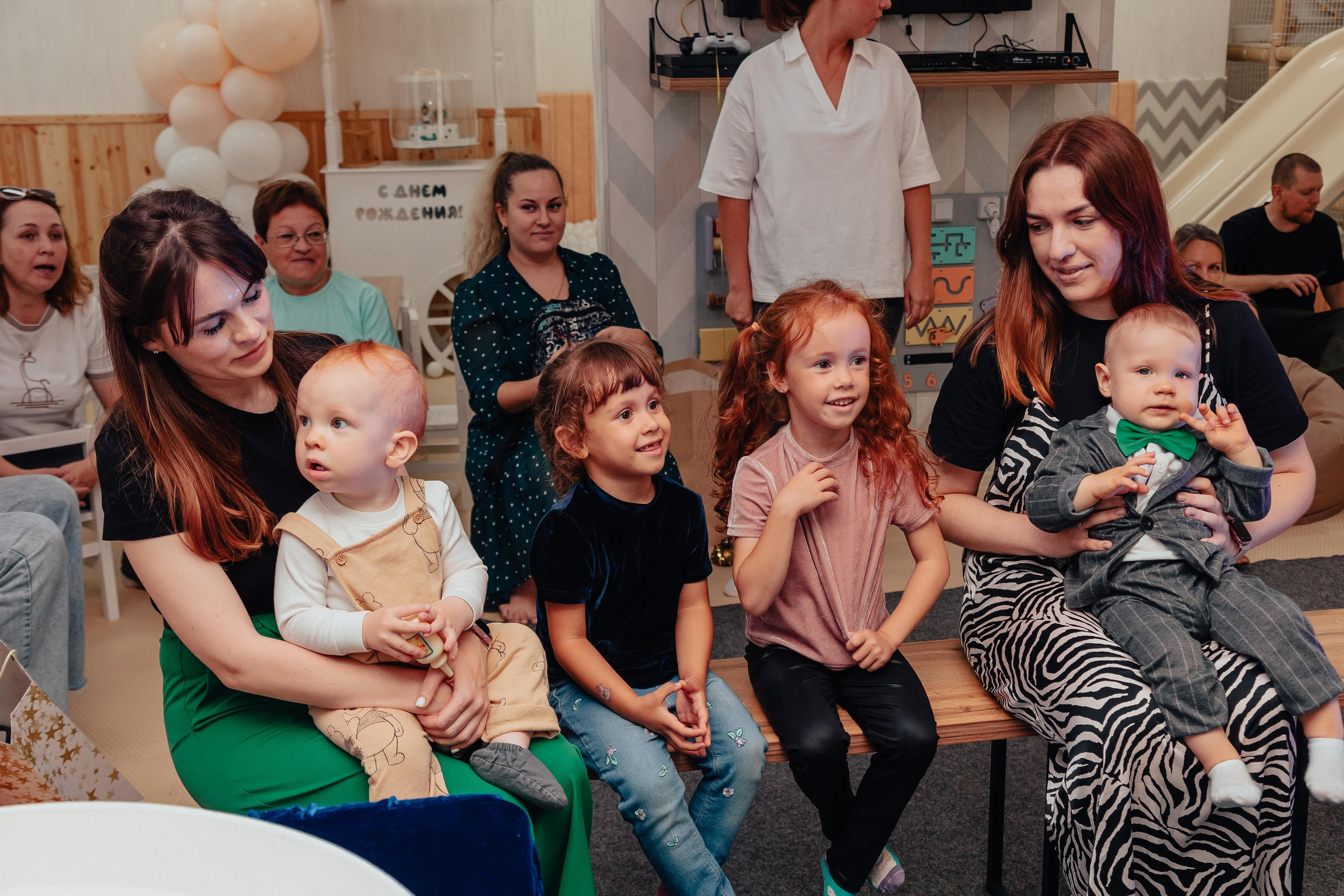 1 год в игровой. Фотограф Авилова Дарья ● Тюмень● Съемка больших семей ●Архив поколений