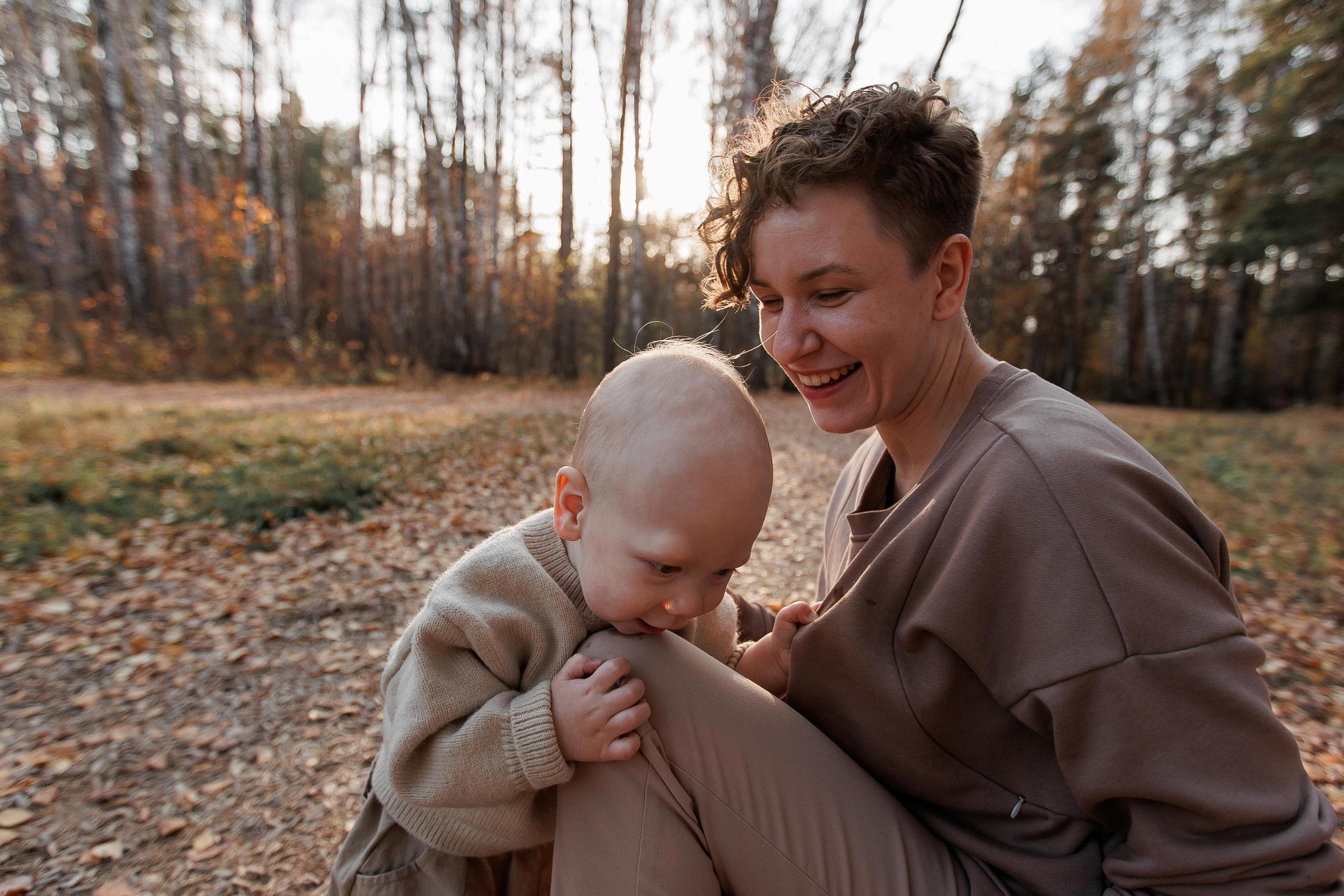 Мама и малыш (прогулка). Фотограф Авилова Дарья ● Тюмень● Съемка больших семей ●Архив поколений