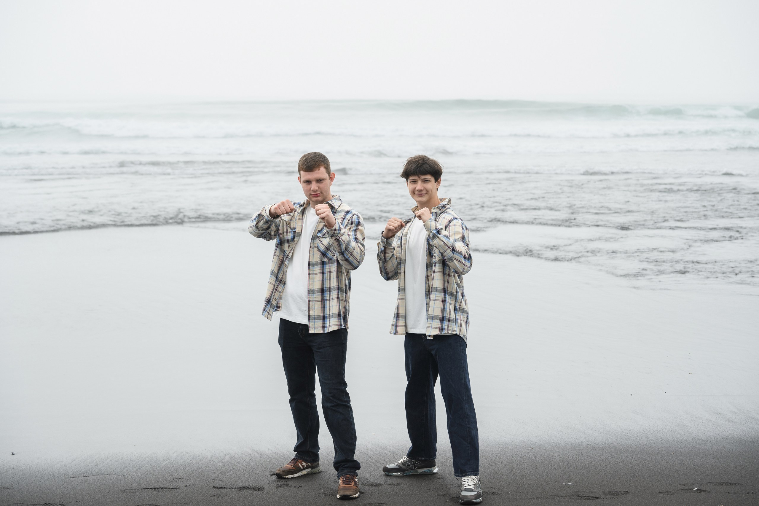 Семейная фотосъемка на берегу океана в Петропавловске-Камчатском. Семейная фотосессия на фоне вулканов в Петропавловске-Камчатском. Искренние семейные фотографии на камчатском побережье. Семейная любовь и дикая природа Камчатки в кадре.