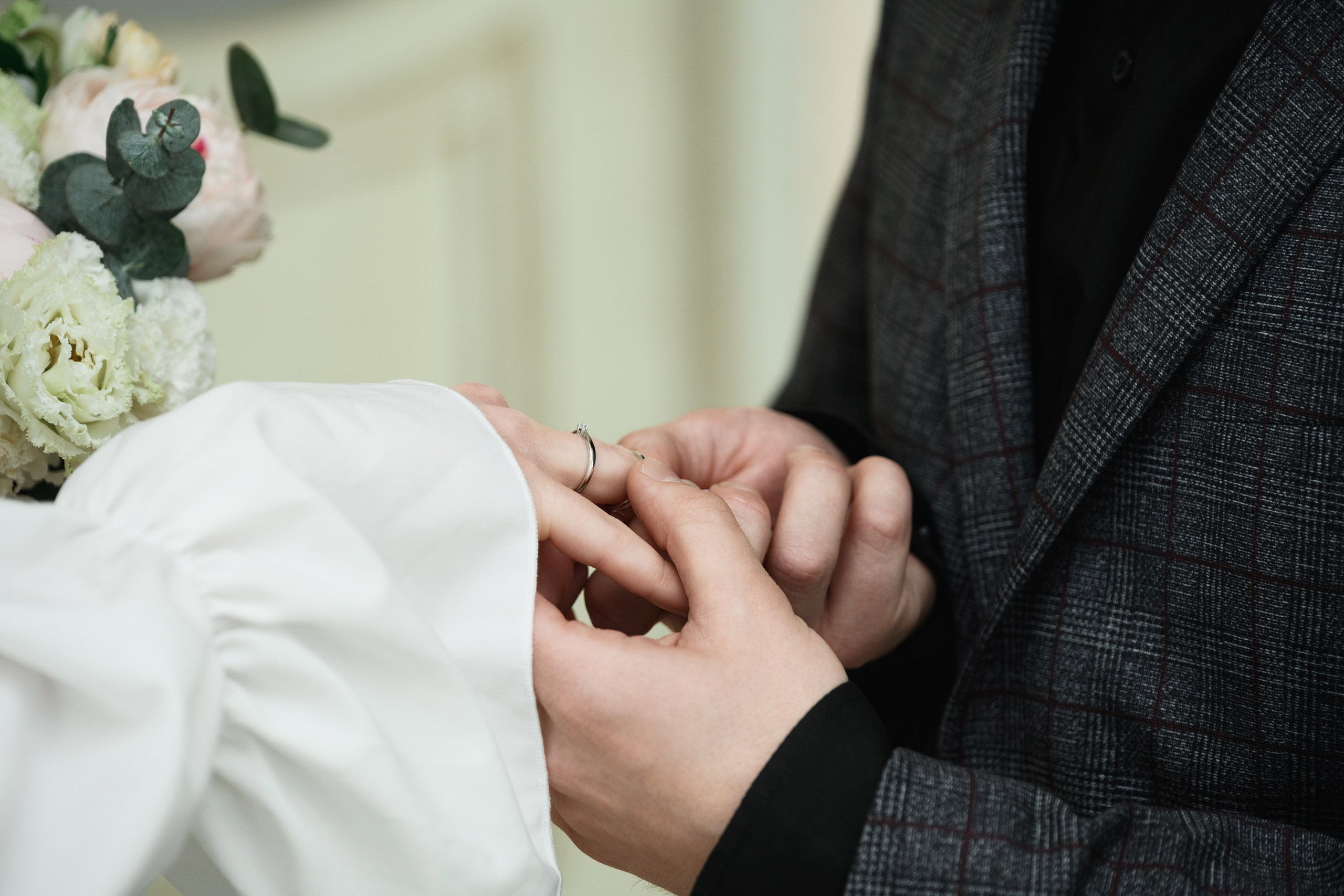 Свадебная фотосъемка в ЗАГСе в Петропавловске-Камчатском, Романтическая прогулочная фотосессия молодоженов в Петропавловске-Камчатском, Кадры церемонии бракосочетания и живые эмоции на природе, Красивые свадебные фотографии в городском и природном антураже, Стоимость профессиональной съемки свадьбы в Петропавловске-Камчатском.