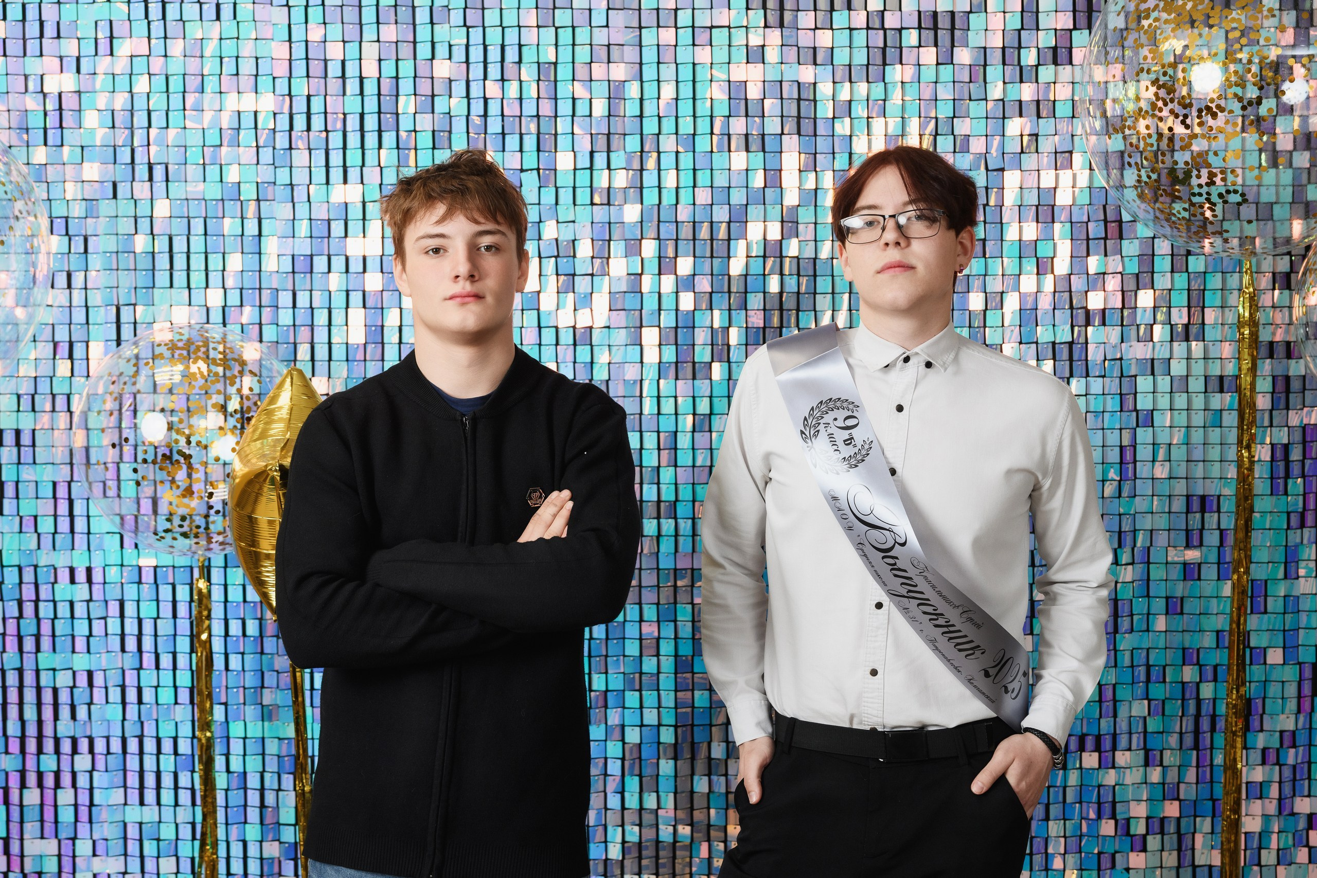 Фотосъемка последнего звонка в Петропавловске-Камчатском, Торжественная линейка выпускников в Петропавловске-Камчатском, Школьная фотосессия с учителями и одноклассниками в Петропавловске-Камчатском, Трогательные кадры прощания со школой в Петропавловске-Камчатском, Стоимость фотосъемки последнего звонка в Петропавловске-Камчатском.