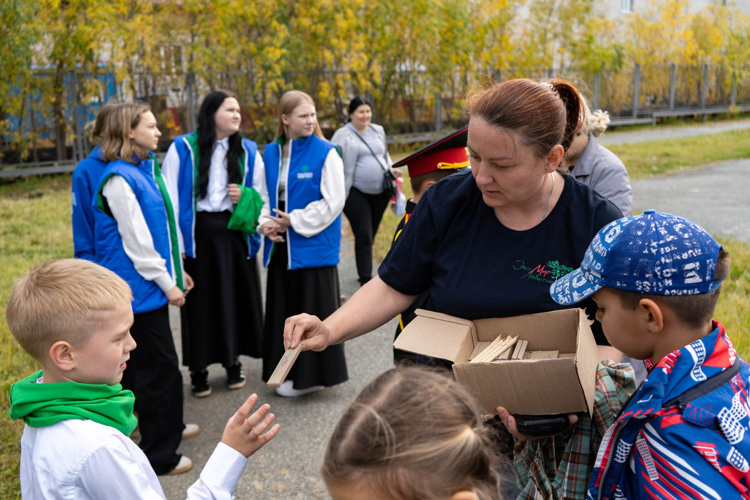 Высадка деревьев у школы. Фотограф Екатерина Зорина