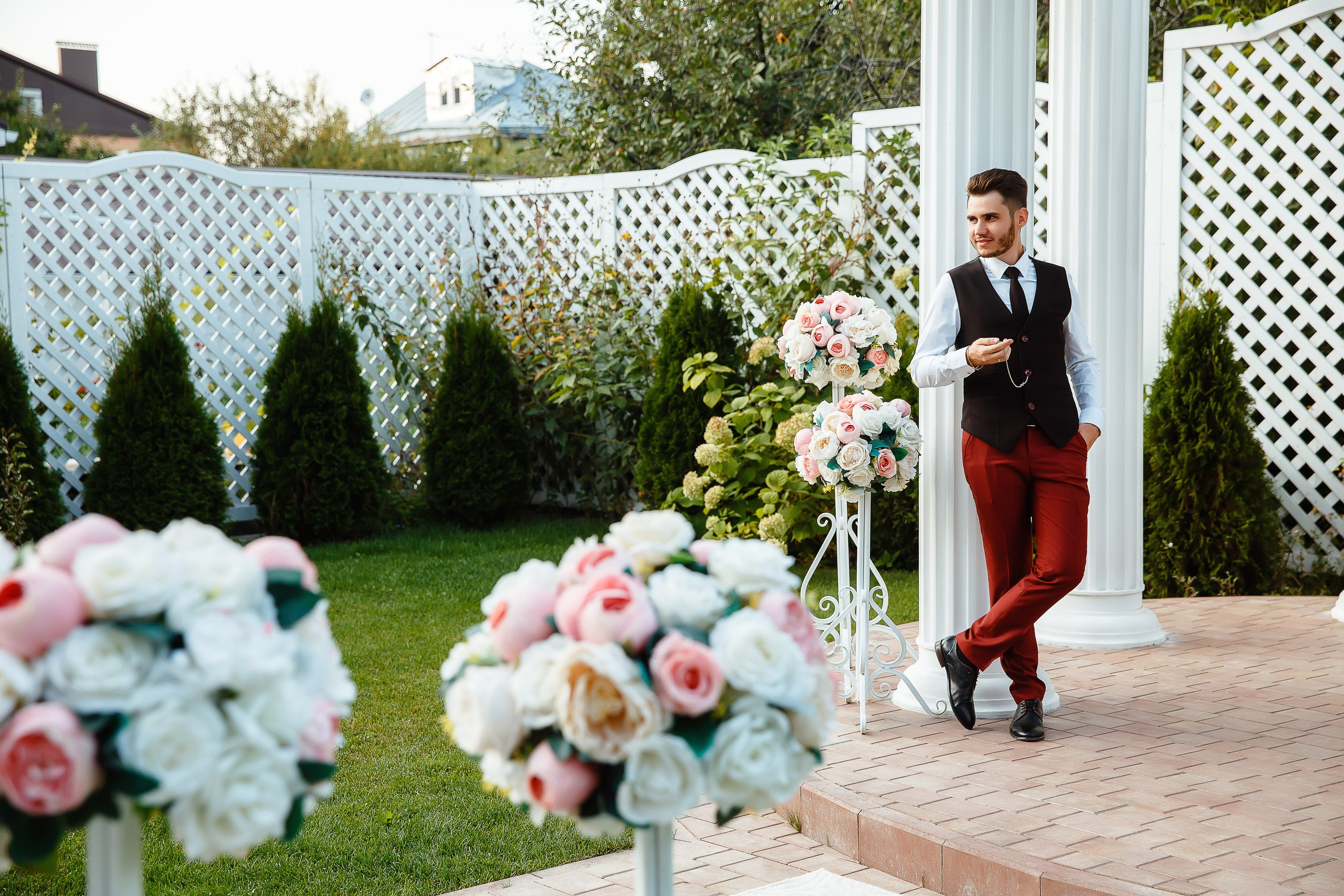 Жених с цветами