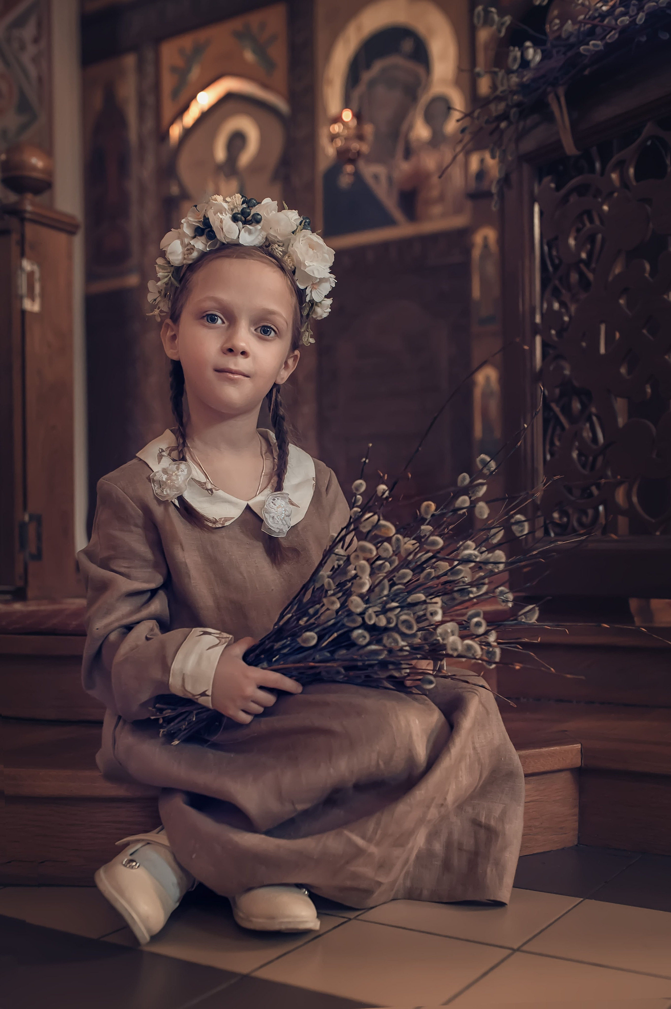 Ниночка с мамой Еленой в вербное воскресенье. Фотографы крещения/венчания  Красноярск Татьяна и Вячеслав Переваловы