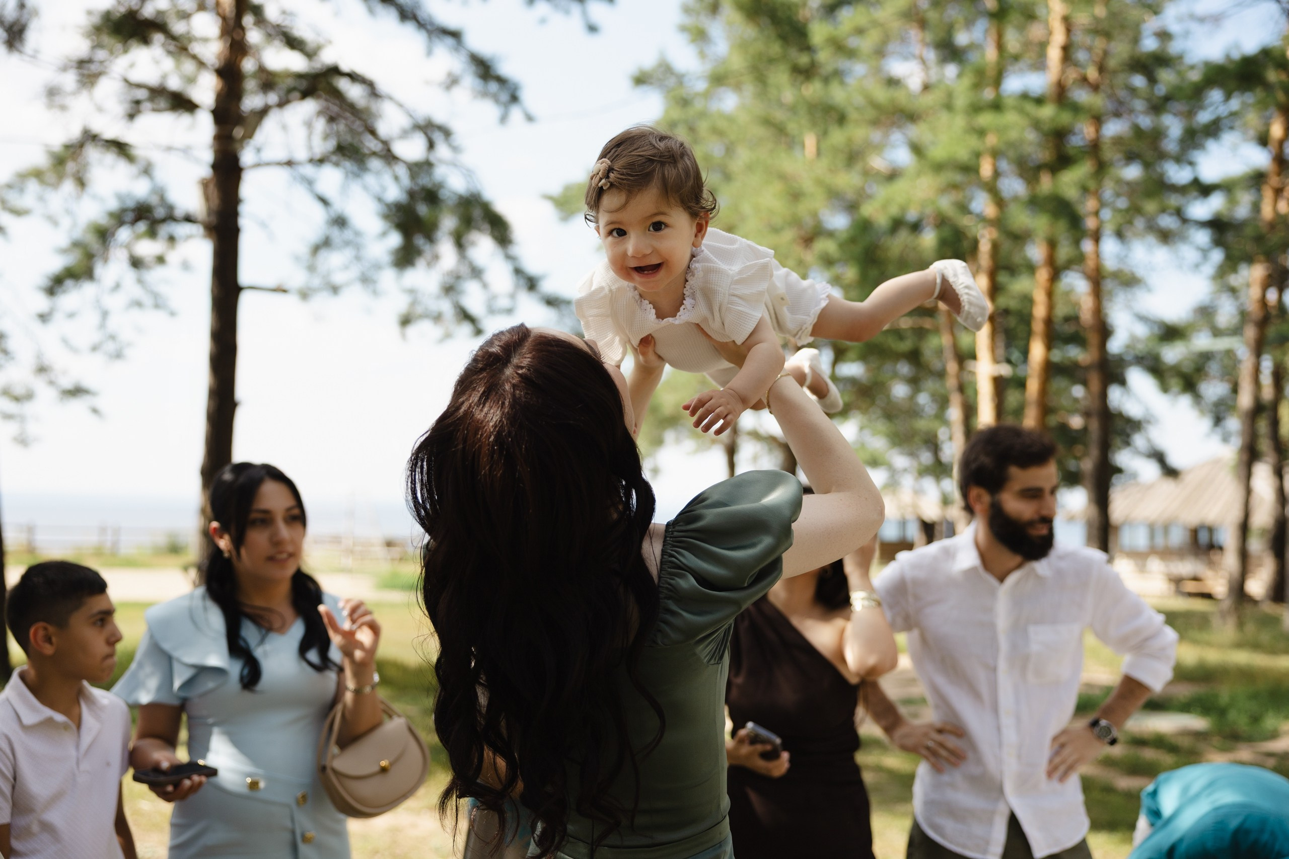 Здравствуйте! Я свадебный фотограф из Ульяновска, работаю в том числе по всей России и с выездом за границу. Снимаю свадьбы, lovestory, корпоративы, светский репортаж. Провожу обучение по фотографии, мастер-классы и воркшопы для других фотографов.