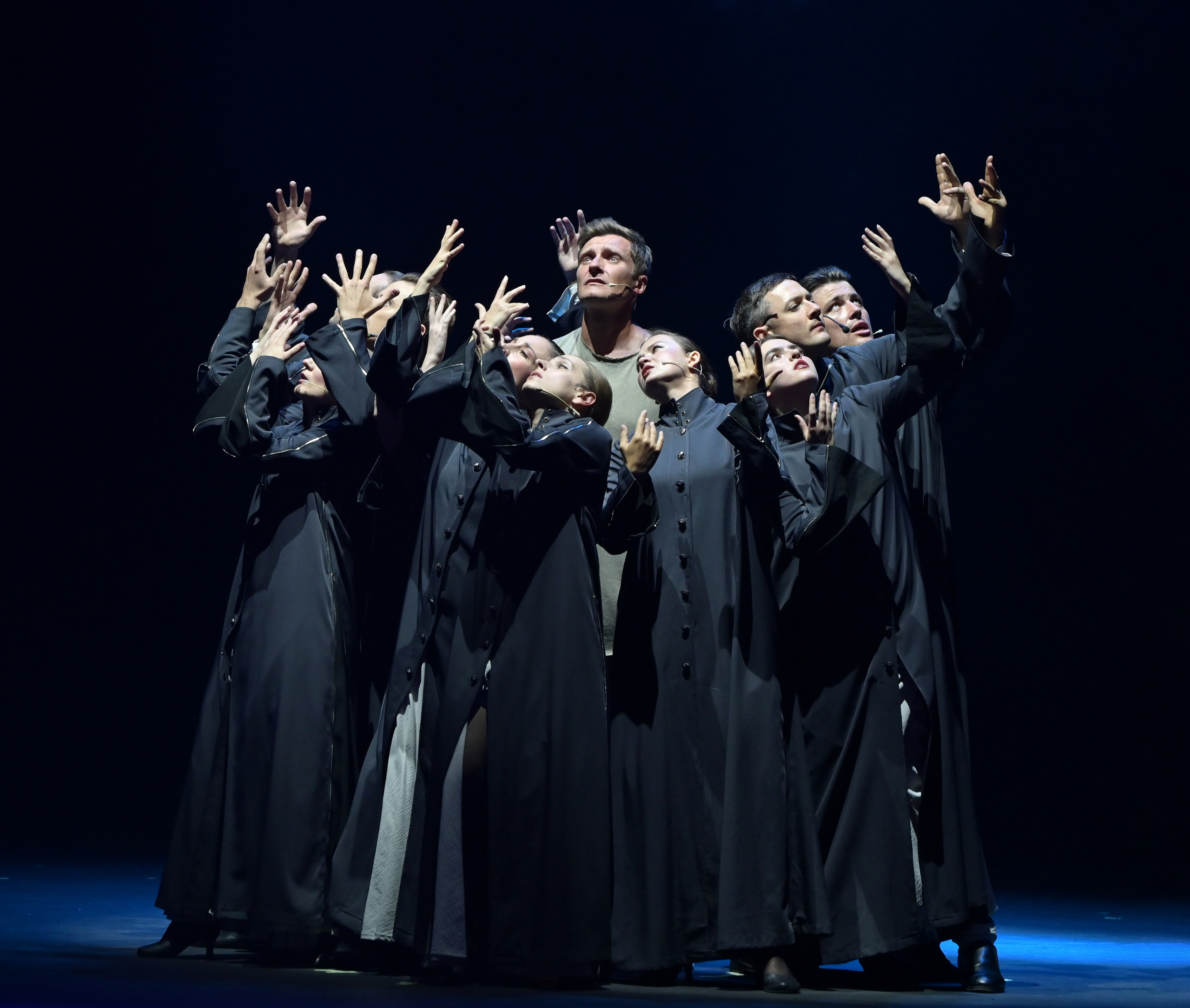 театр , актер , спектакль , мужчины актеры , премьера спектакля , фото с премьеры спектакля , фотографирование спектакля , съемка спектакля , репортажная съемка , танец , пластика динамика , мимика ,эстетика , выражения, эмоции 