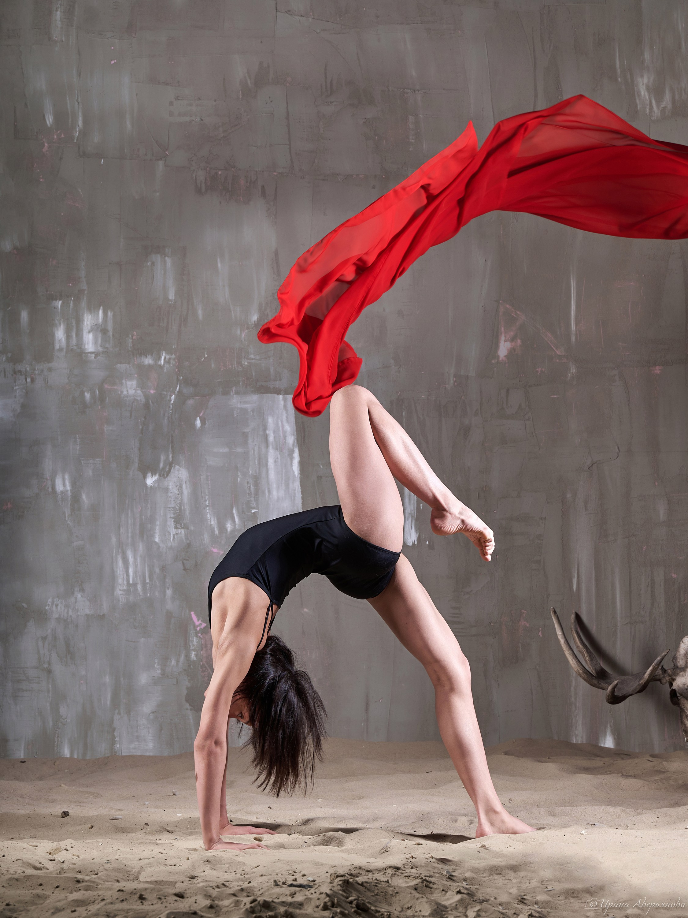 Студийная фотосессия гимнастки с тканью. Фотограф в Ульяновске Ирина Аверьянова